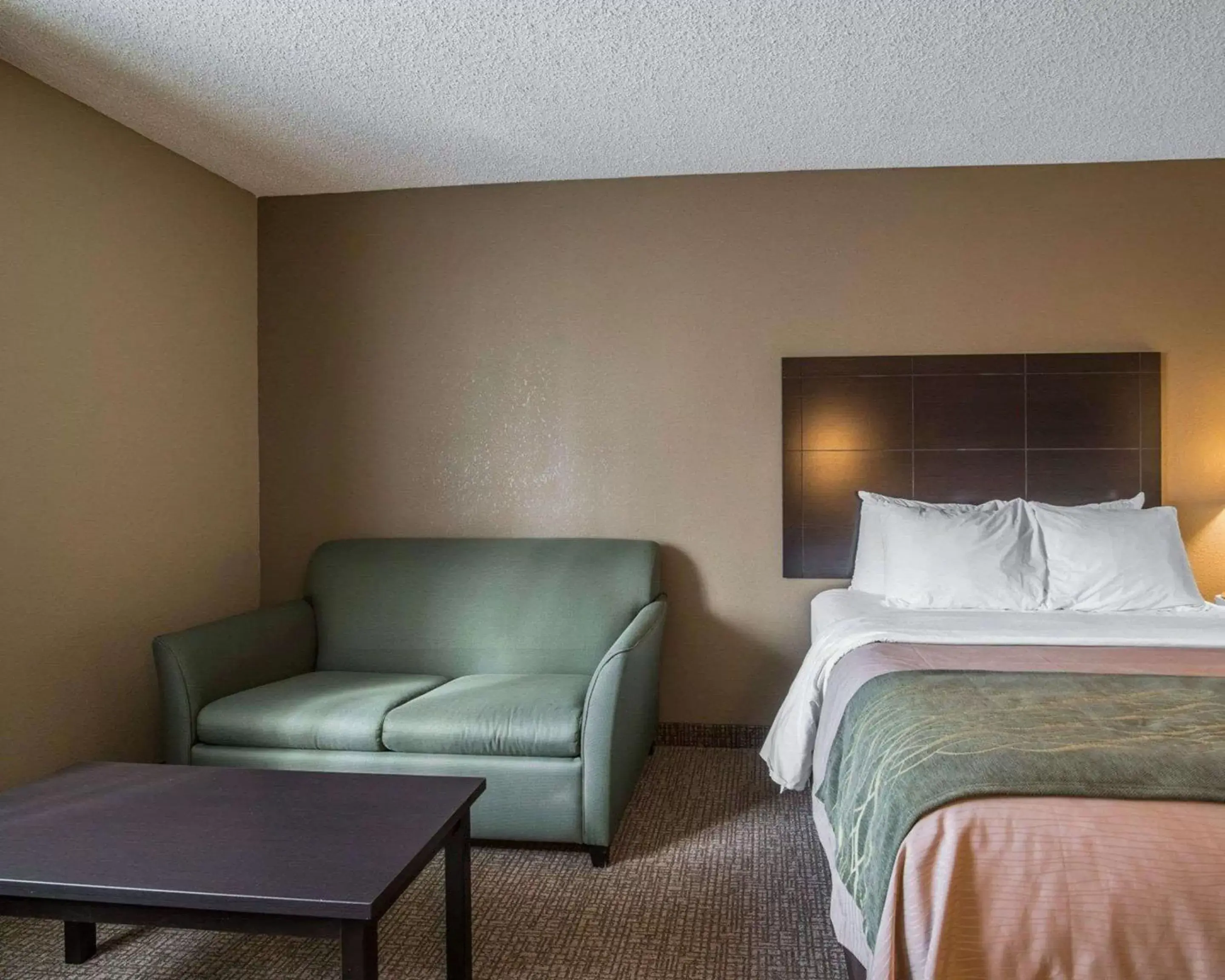 Photo of the whole room, Seating Area in Comfort Inn Saugerties