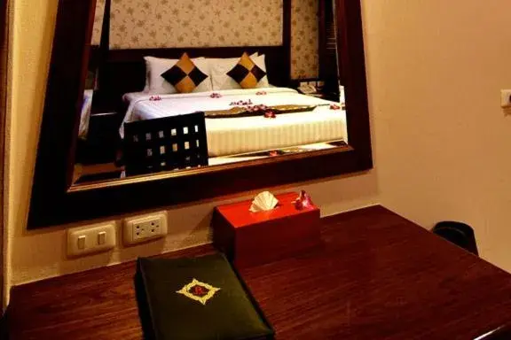 Bedroom, Bed in Rayaburi Hotel, Patong