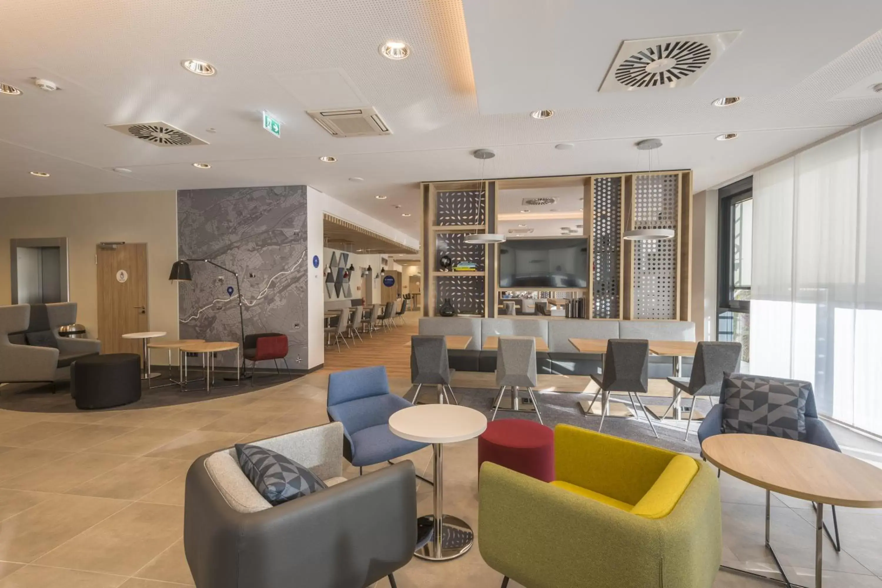 Lounge or bar, Lobby/Reception in Holiday Inn Express - Wuppertal - Hauptbahnhof, an IHG Hotel