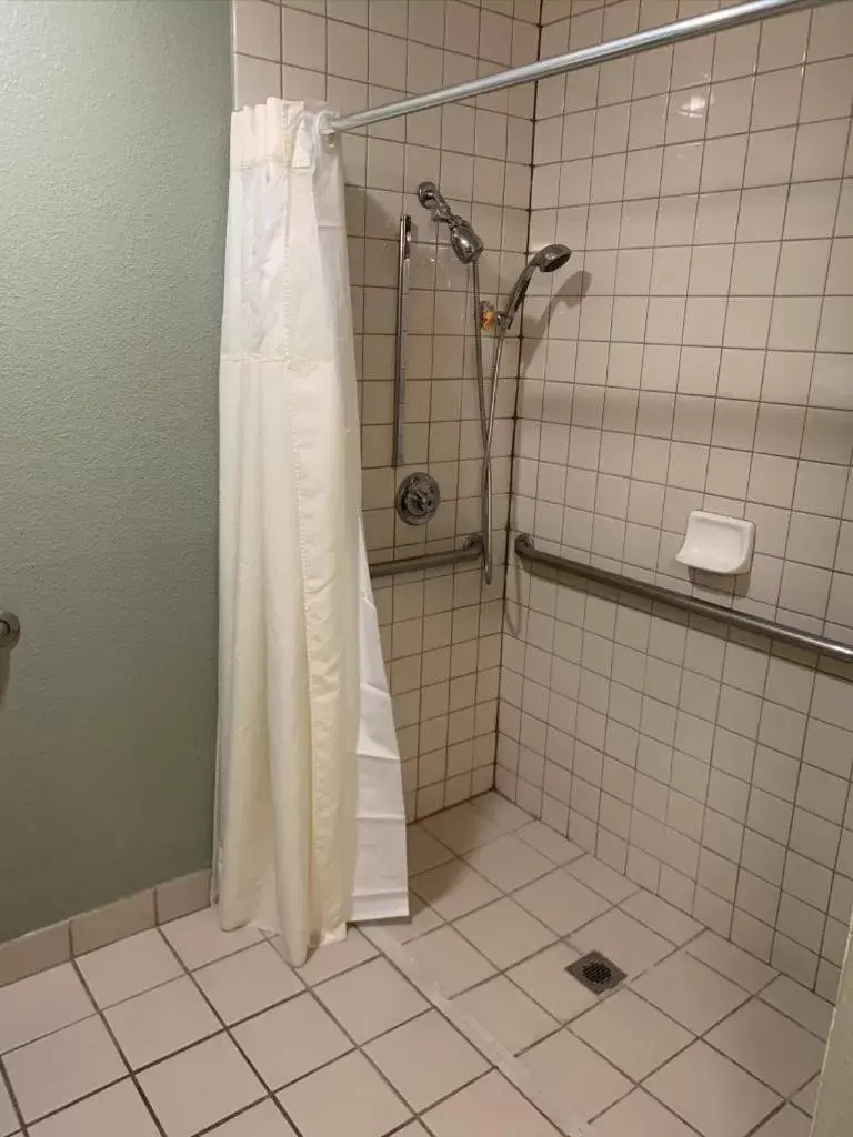 Shower, Bathroom in Loma Linda Inn