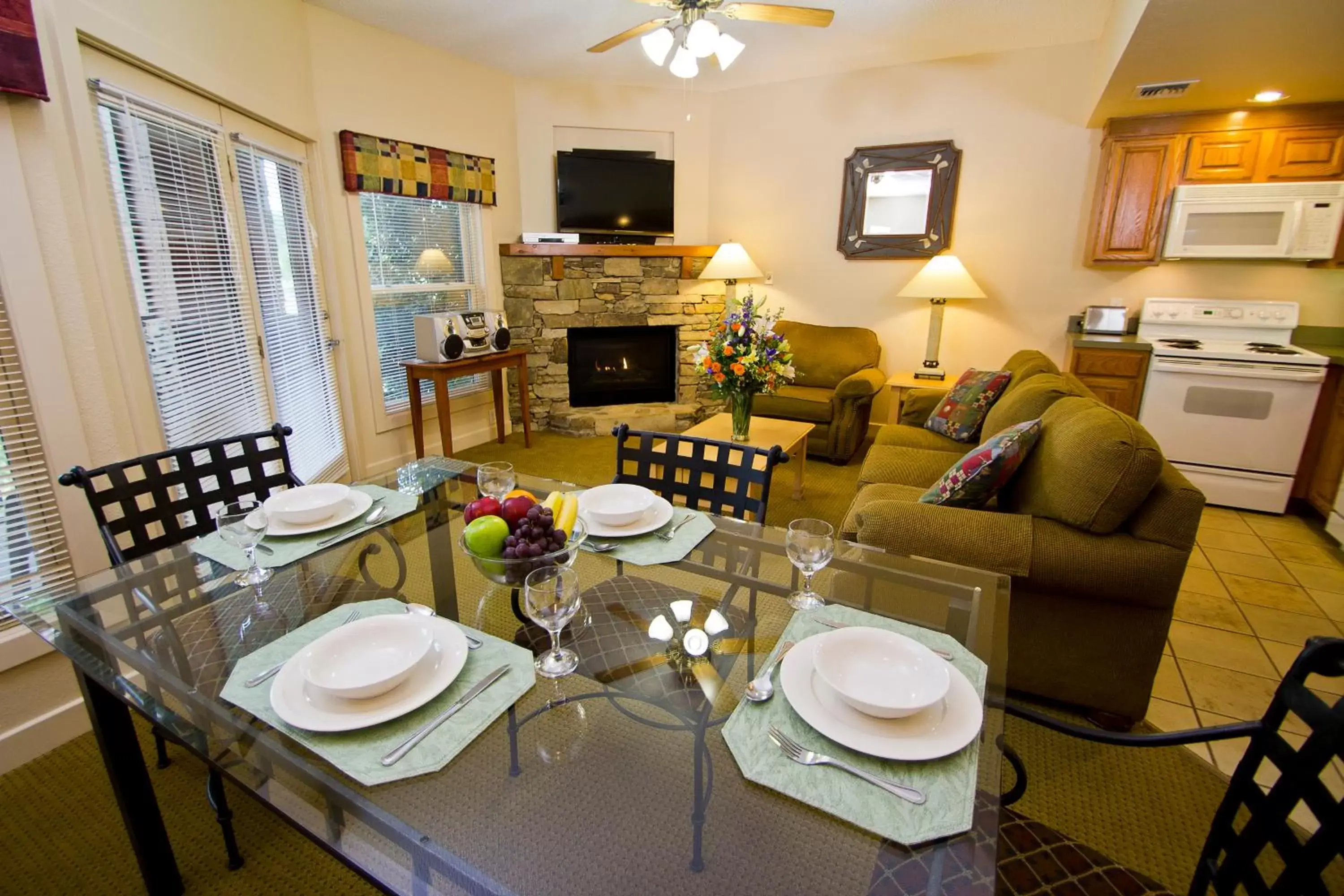 Living room, Restaurant/Places to Eat in Bent Creek Golf Village
