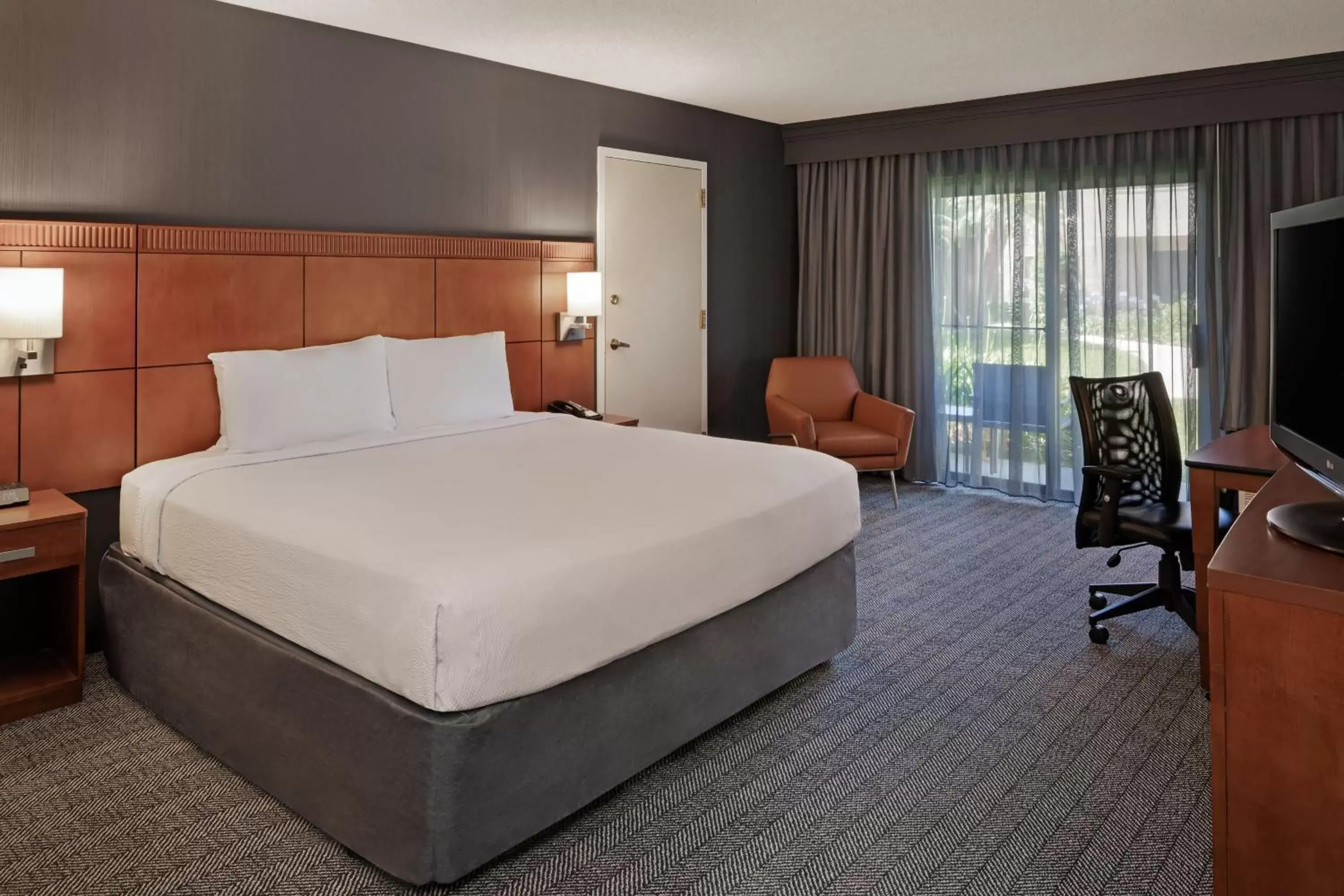 Photo of the whole room, Bed in Courtyard Anaheim Buena Park