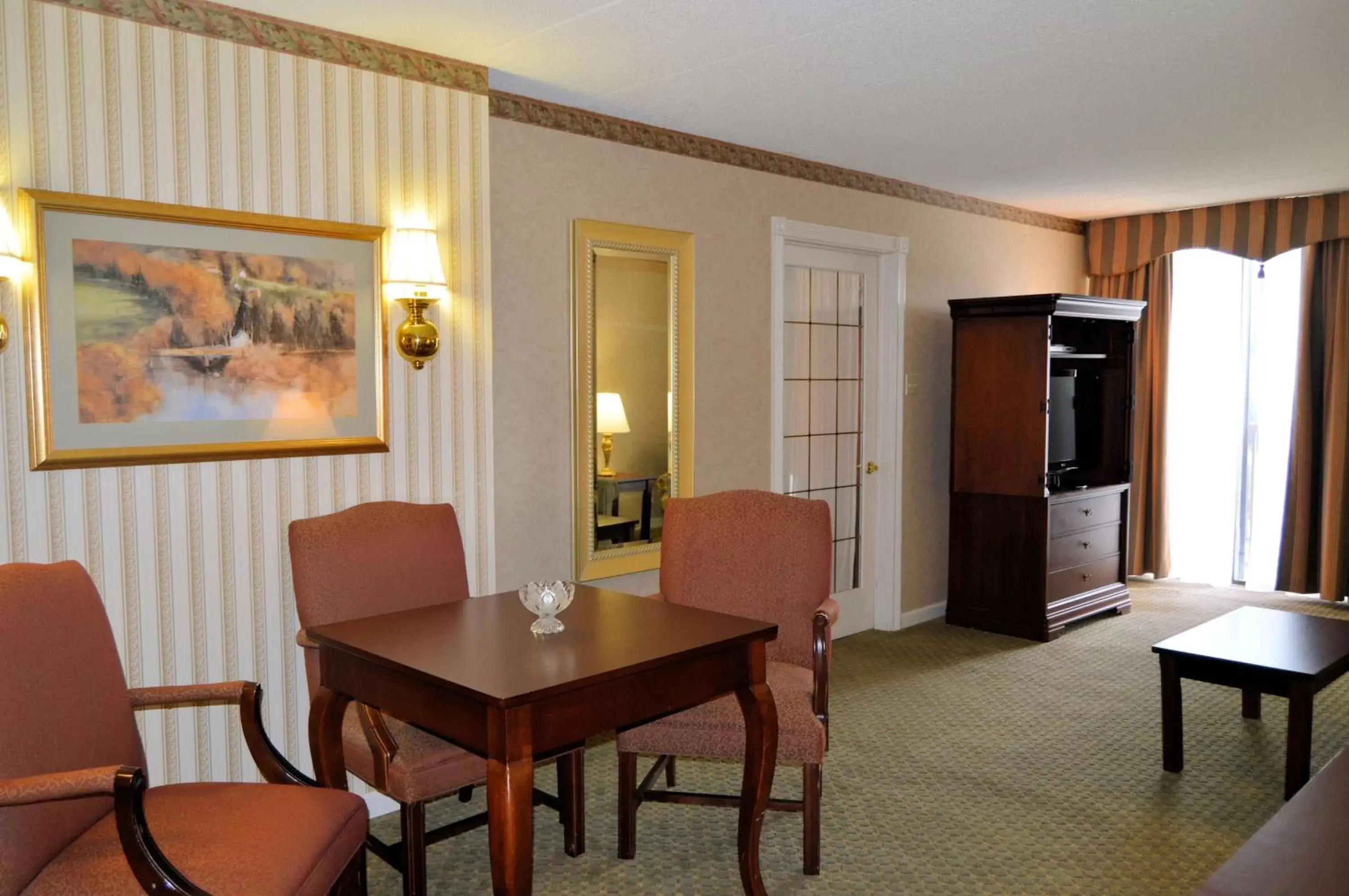 Living room, Dining Area in Best Western Plus Wilkes Barre Center City