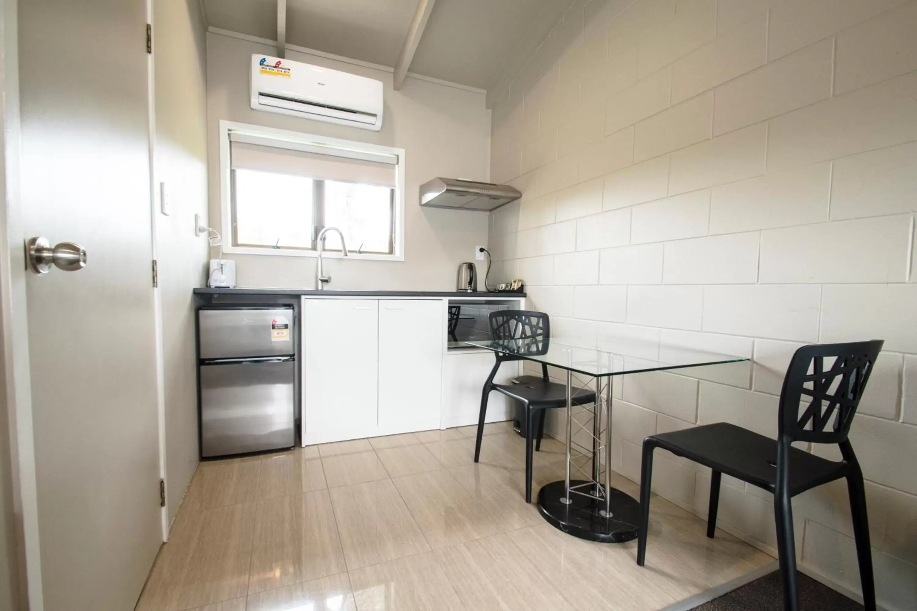 Kitchen/Kitchenette in Middlemore Motel