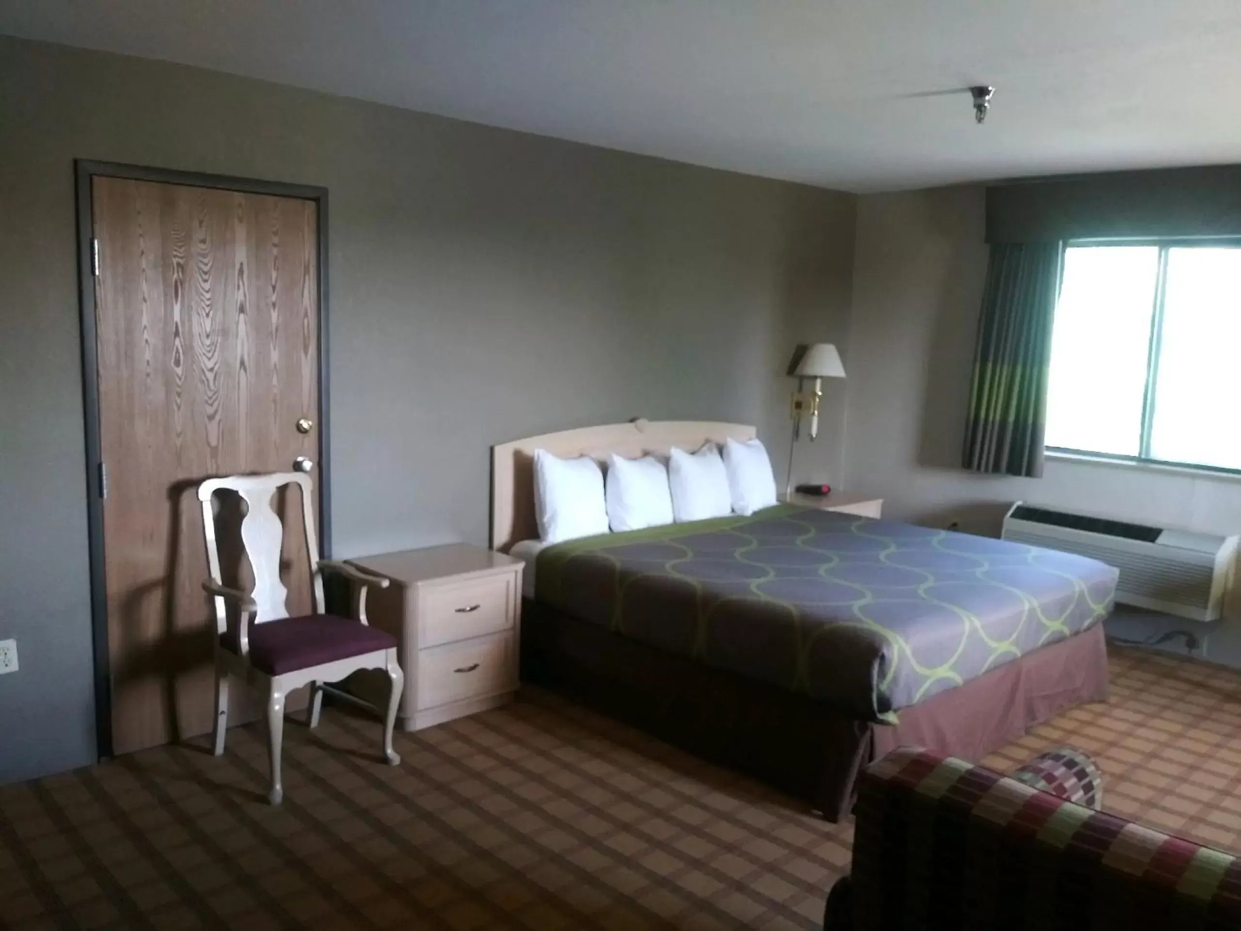 Bed in Super 8 by Wyndham Albuquerque West/Coors Blvd