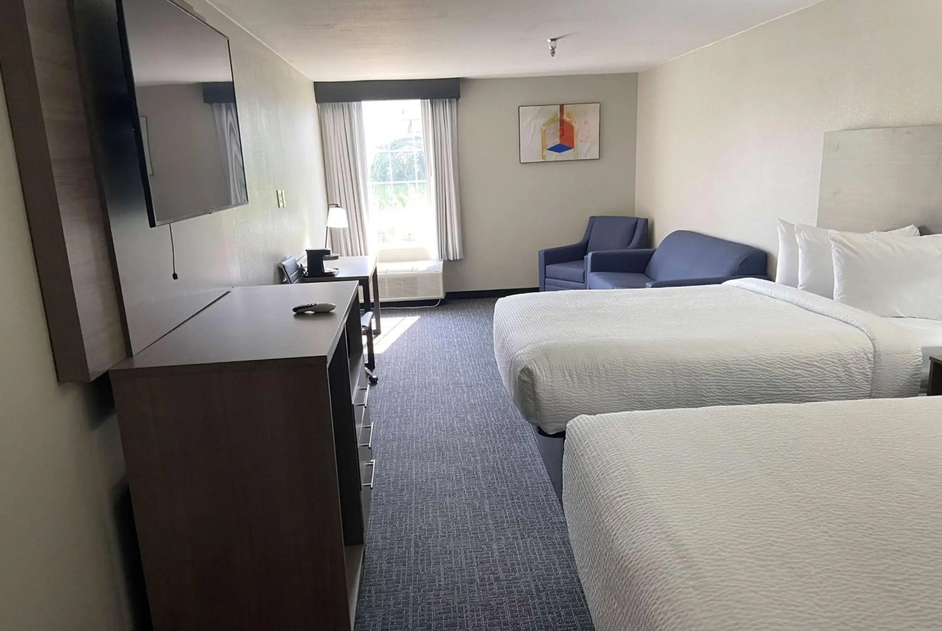 Photo of the whole room, Bed in Days Inn & Suites by Wyndham Tahlequah Photo of the whole room, Bed in Days Inn & Suites by Wyndham Tahlequah
