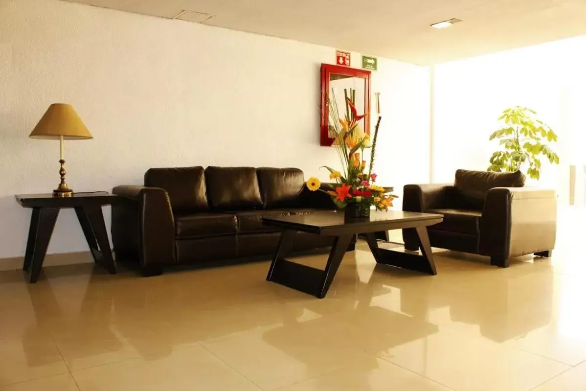 Lobby or reception, Seating Area in Quality Inn & Suites Saltillo Eurotel