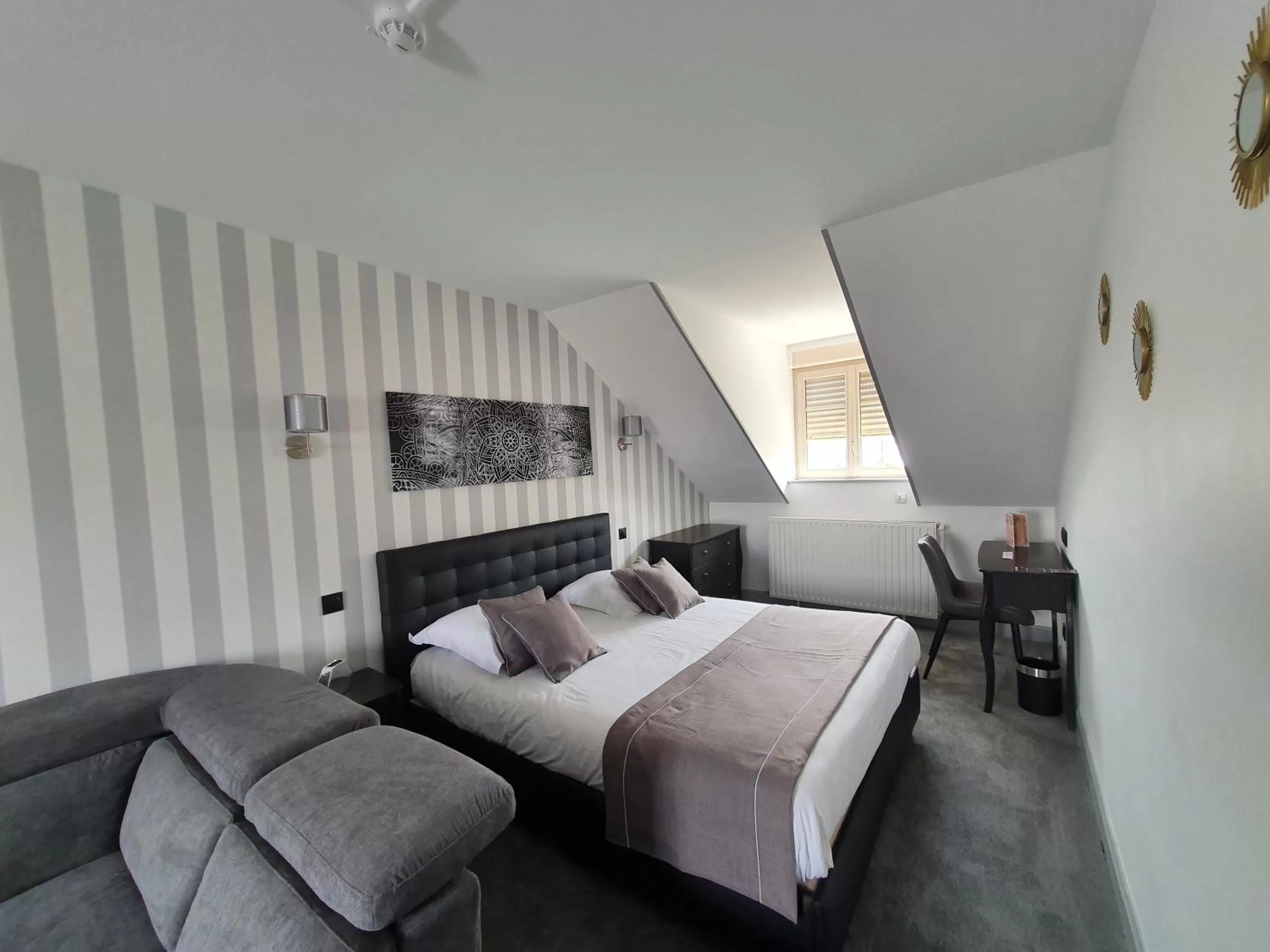 Bedroom, Bed in Hotel Le Saint-Yves