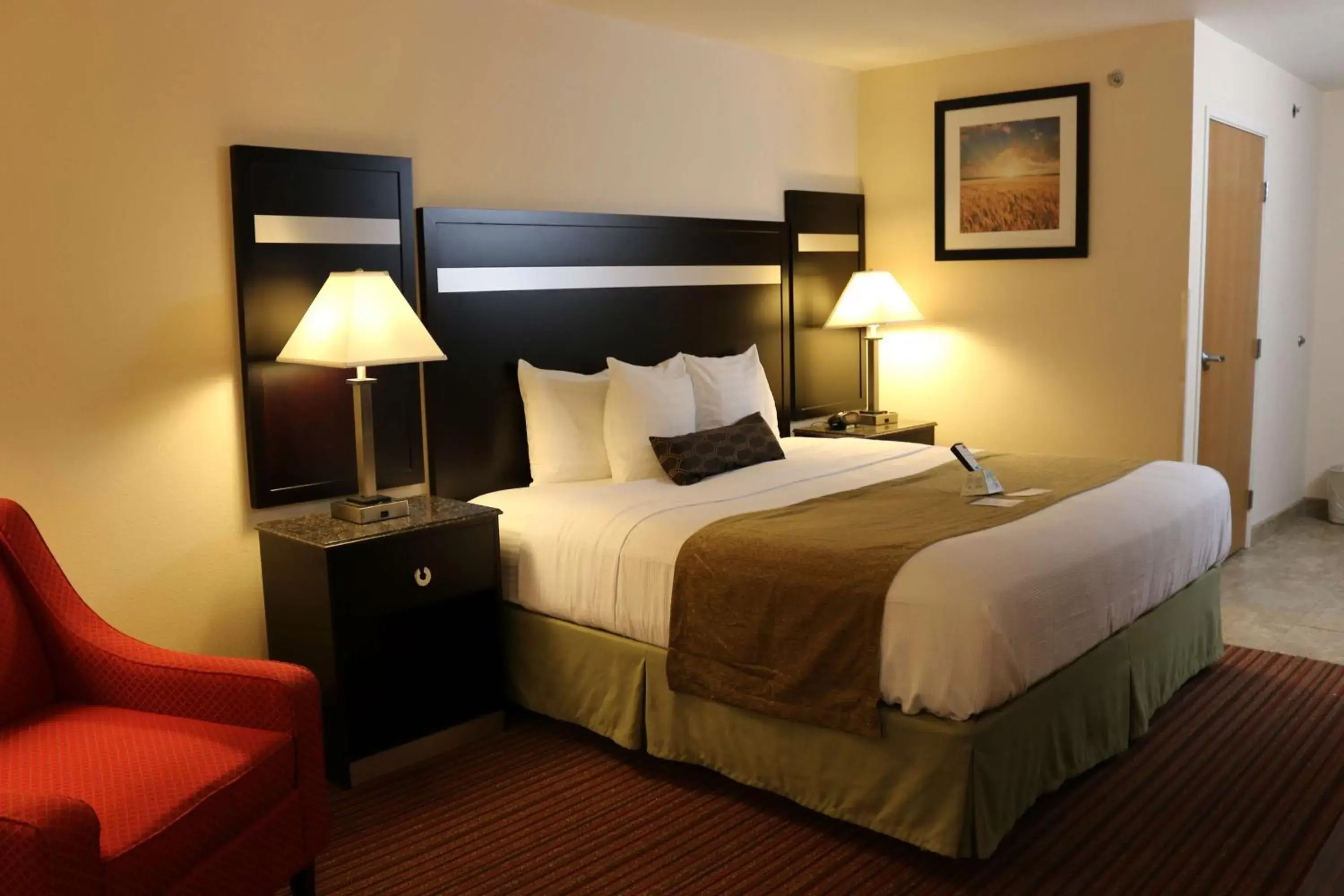 Photo of the whole room, Bed in Best Western Parsons Inn