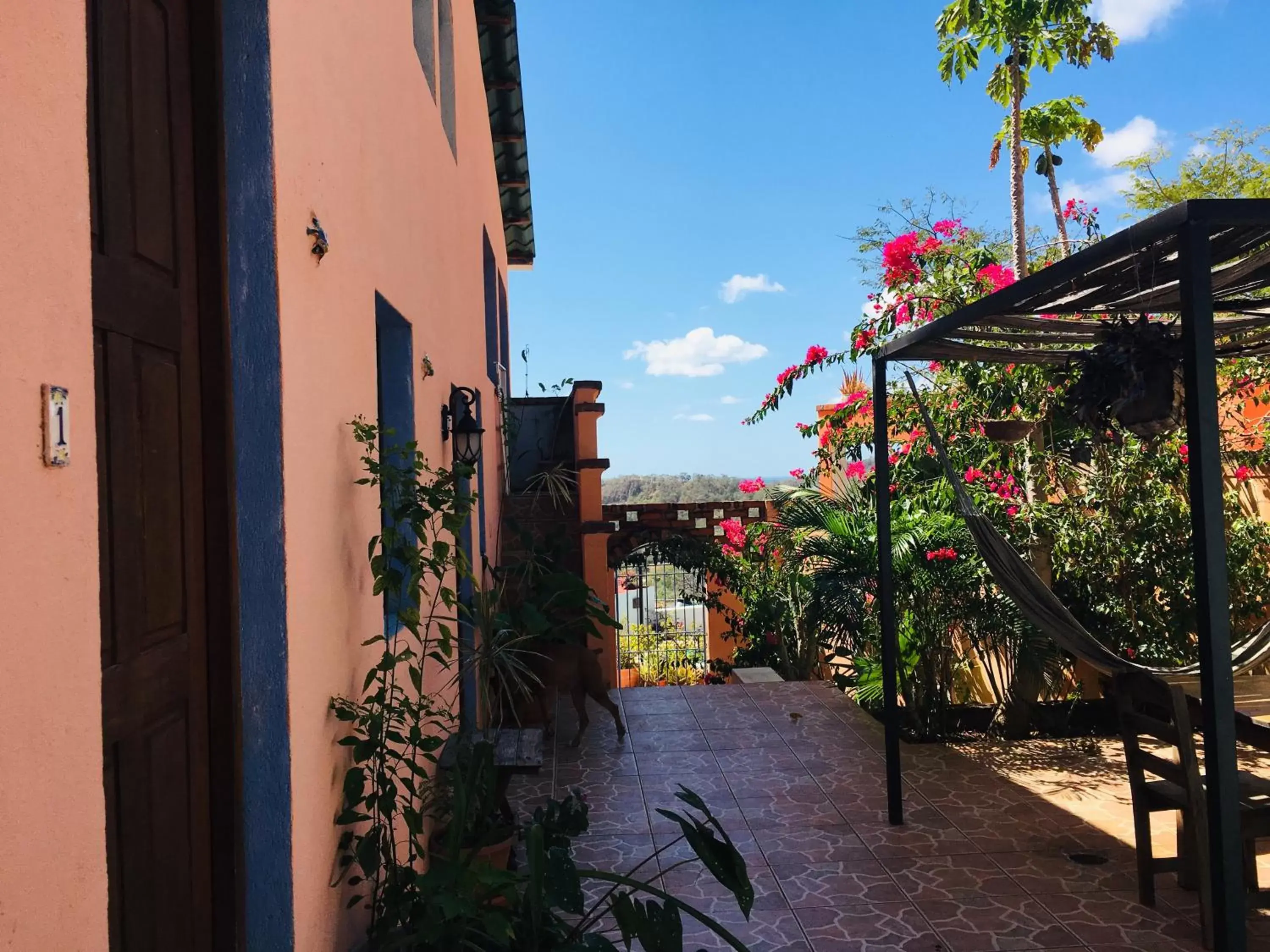 Facade/entrance in El Jardin