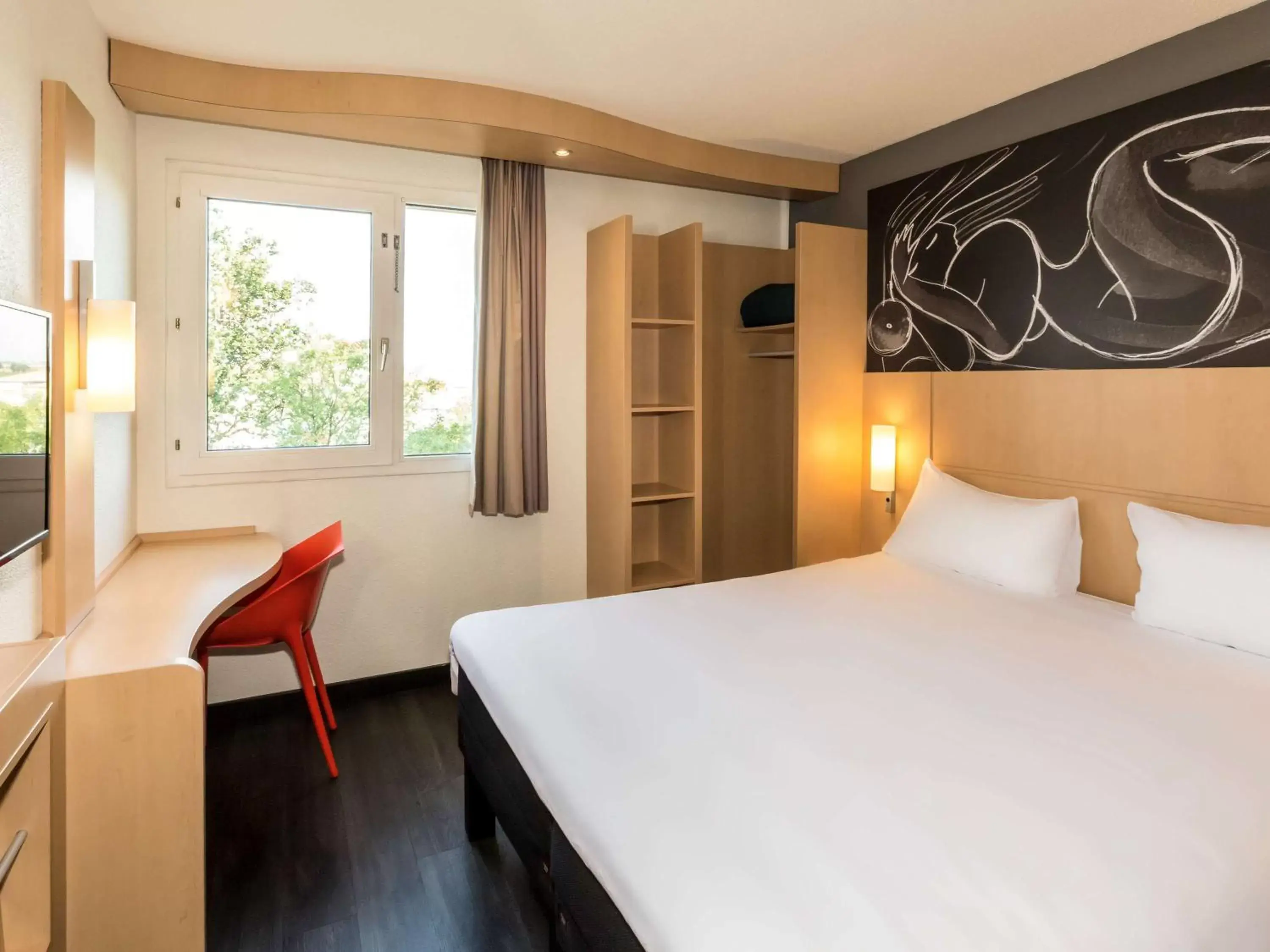Photo of the whole room, Bed in ibis Beziers Est Mediterranee A9/A75