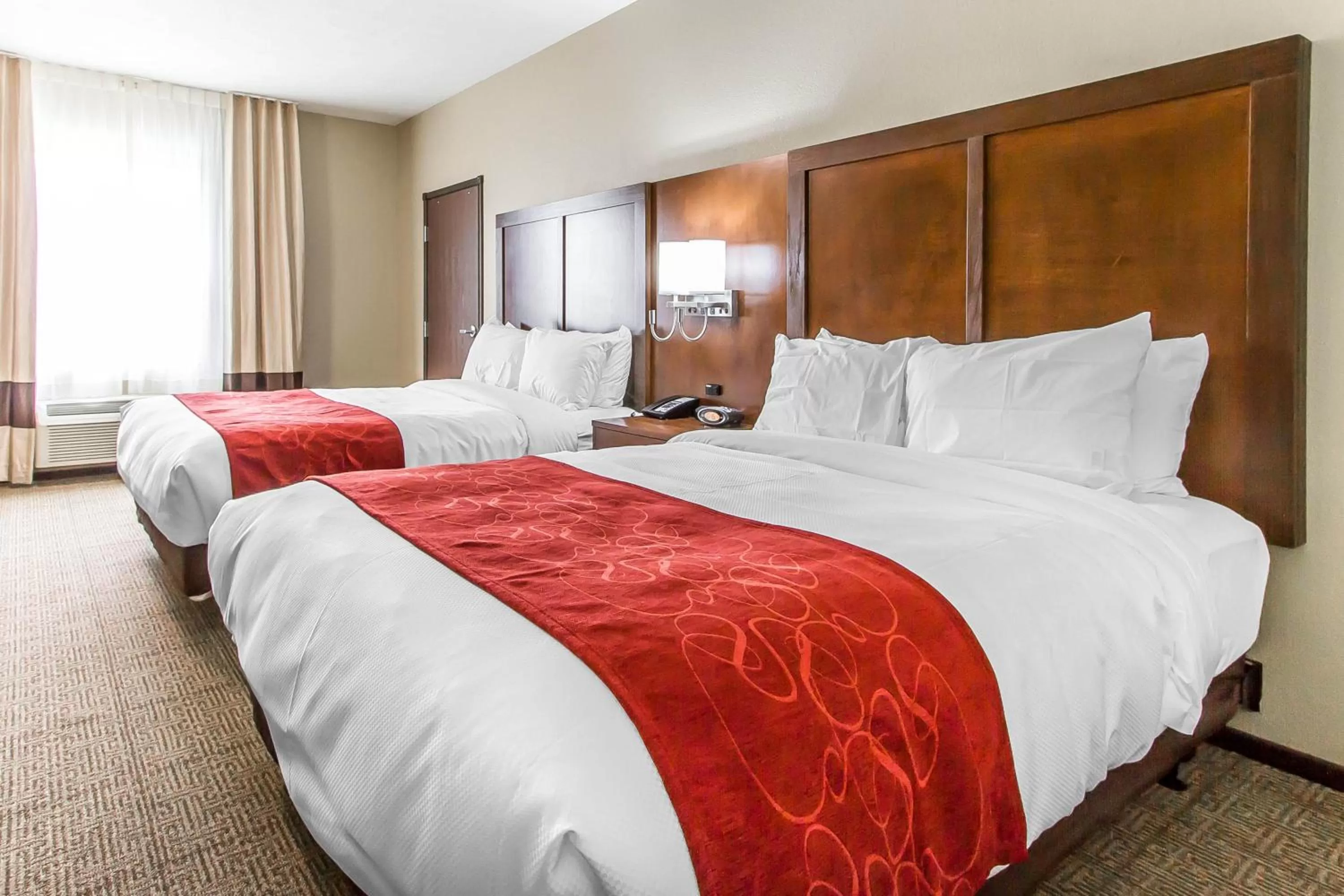 Photo of the whole room, Bed in Comfort Suites West Omaha