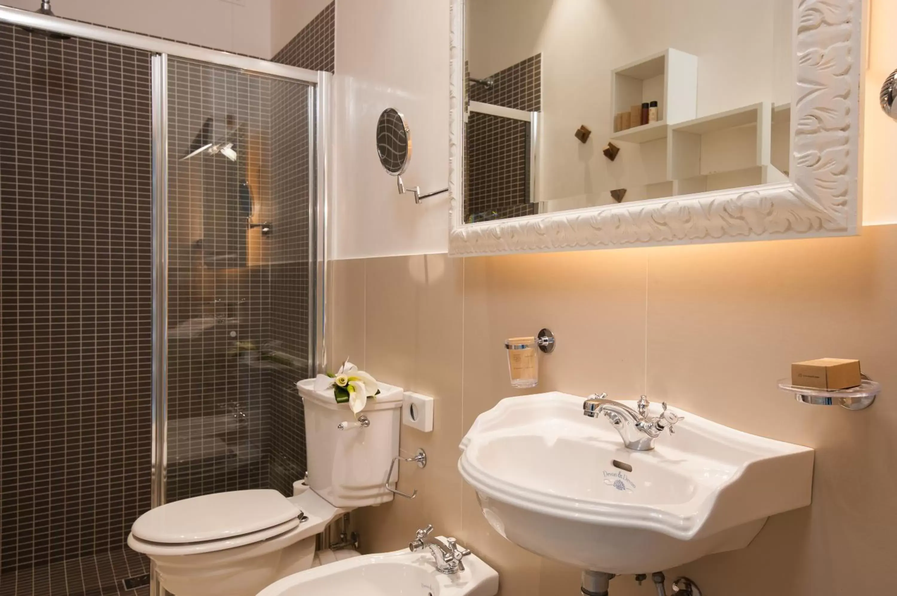 Shower, Bathroom in Hotel Lungarno Vespucci 50