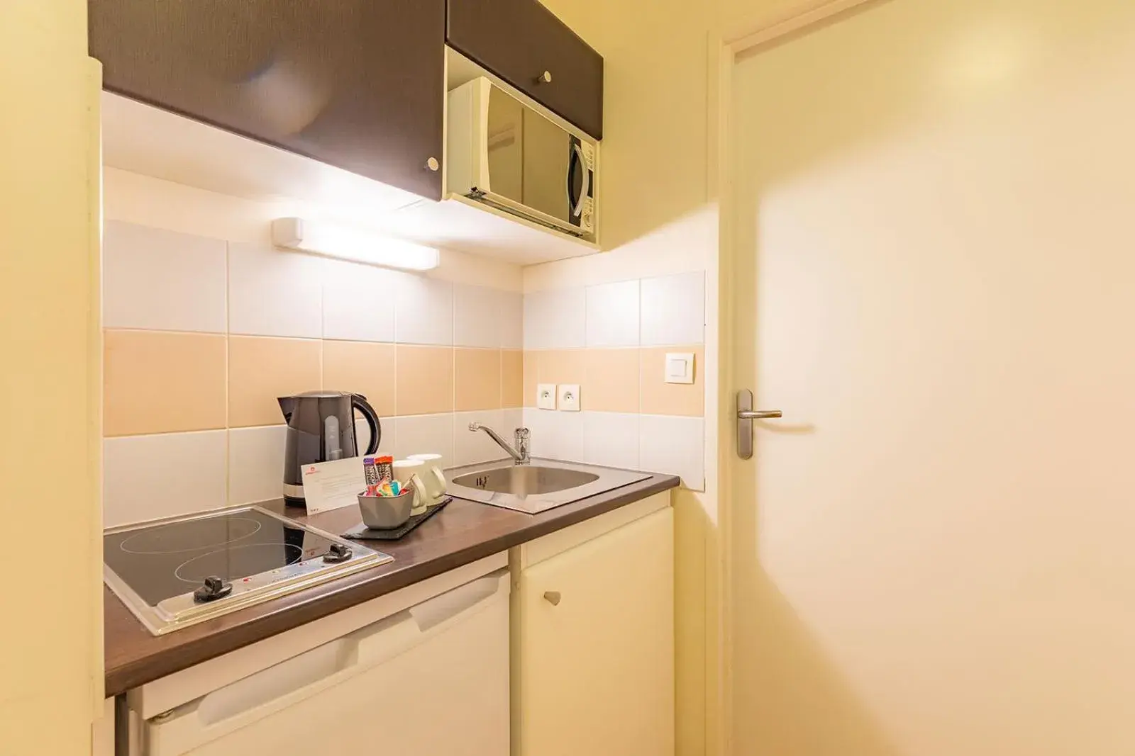 Kitchen or kitchenette, Kitchen/Kitchenette in Park & Suites Elegance Nantes-Carre Bouffay