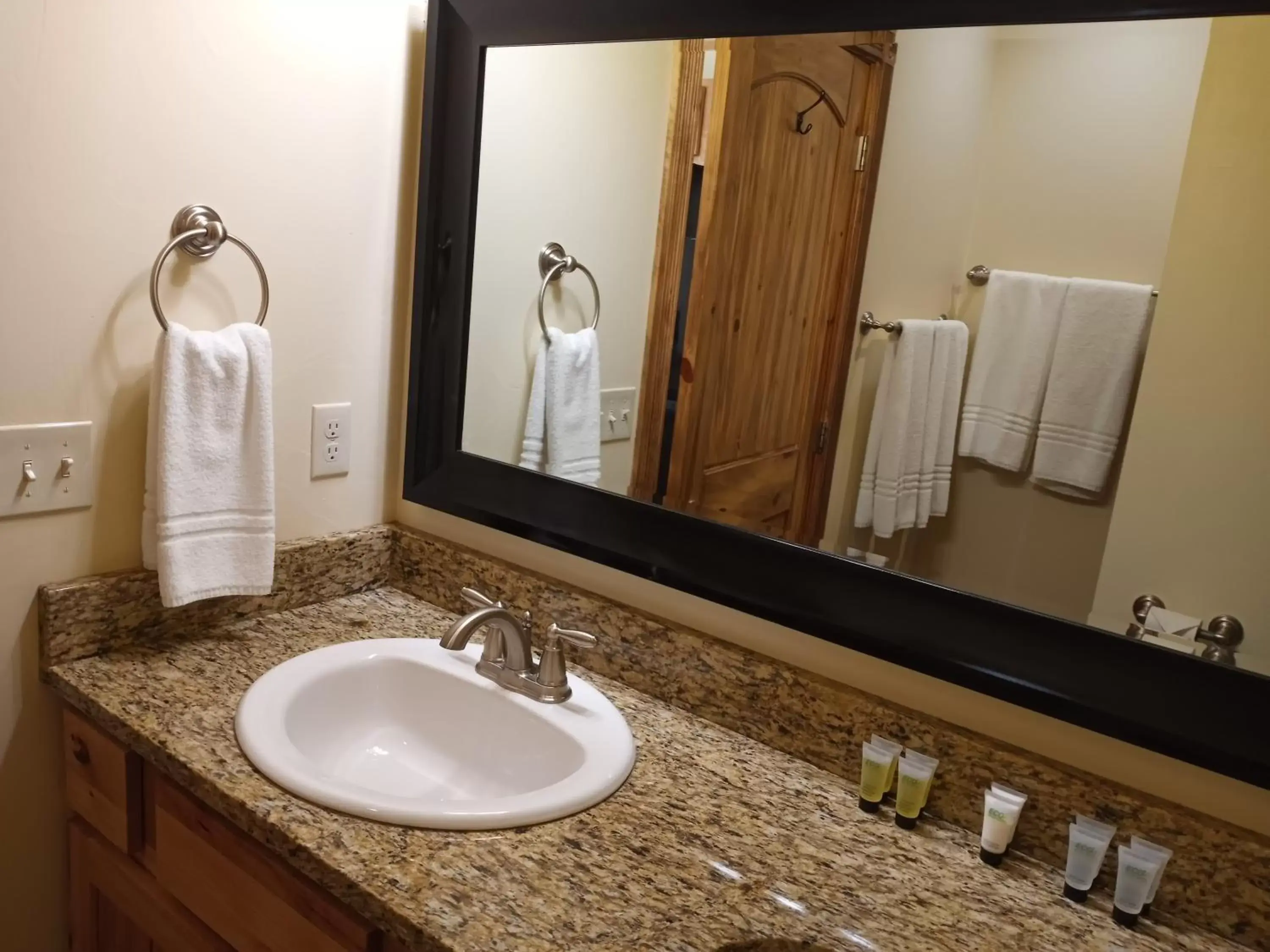 Bathroom in Yellowstone Riverside Cottages