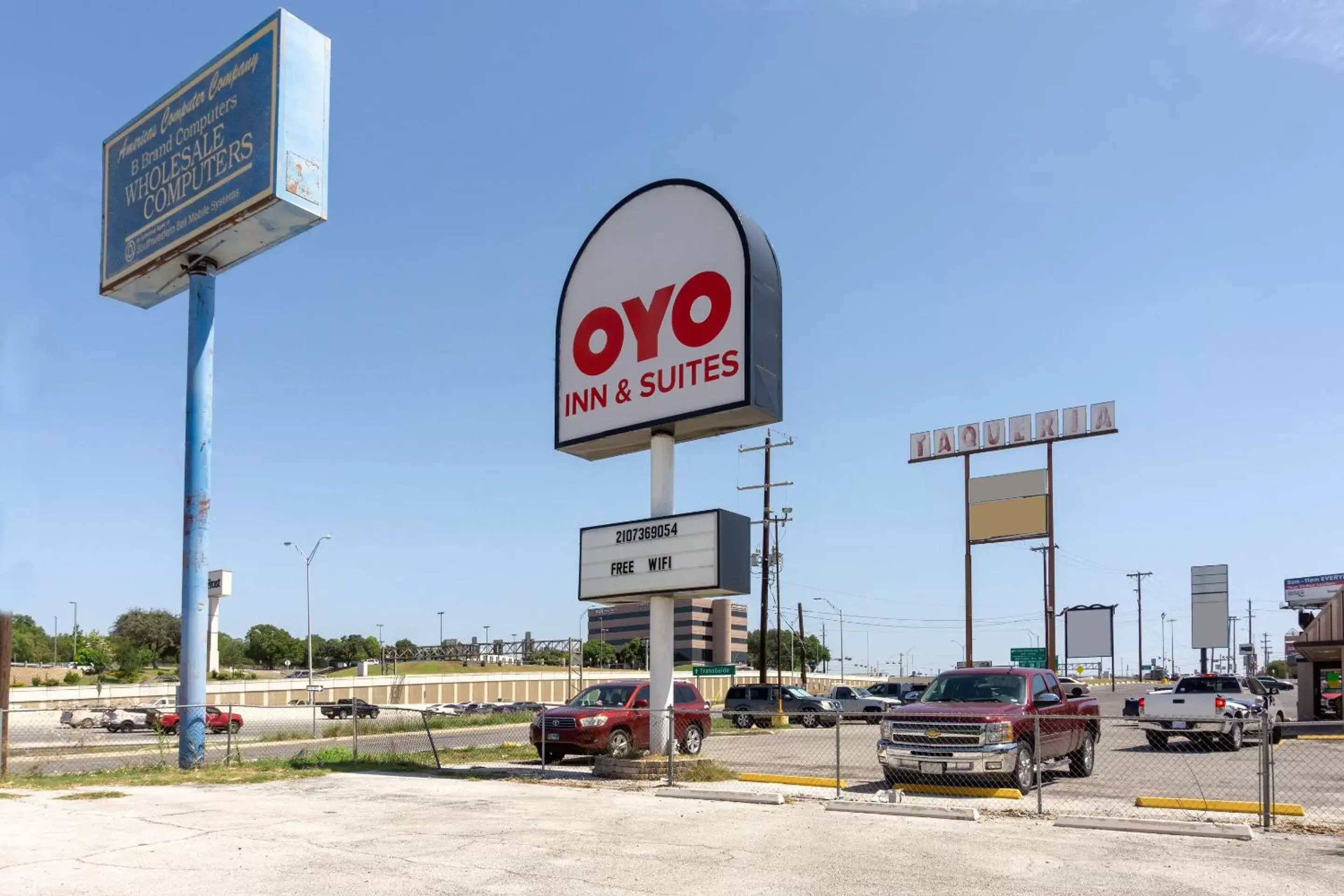 Facade/entrance in OYO Inn & Suites Medical Center San Antonio