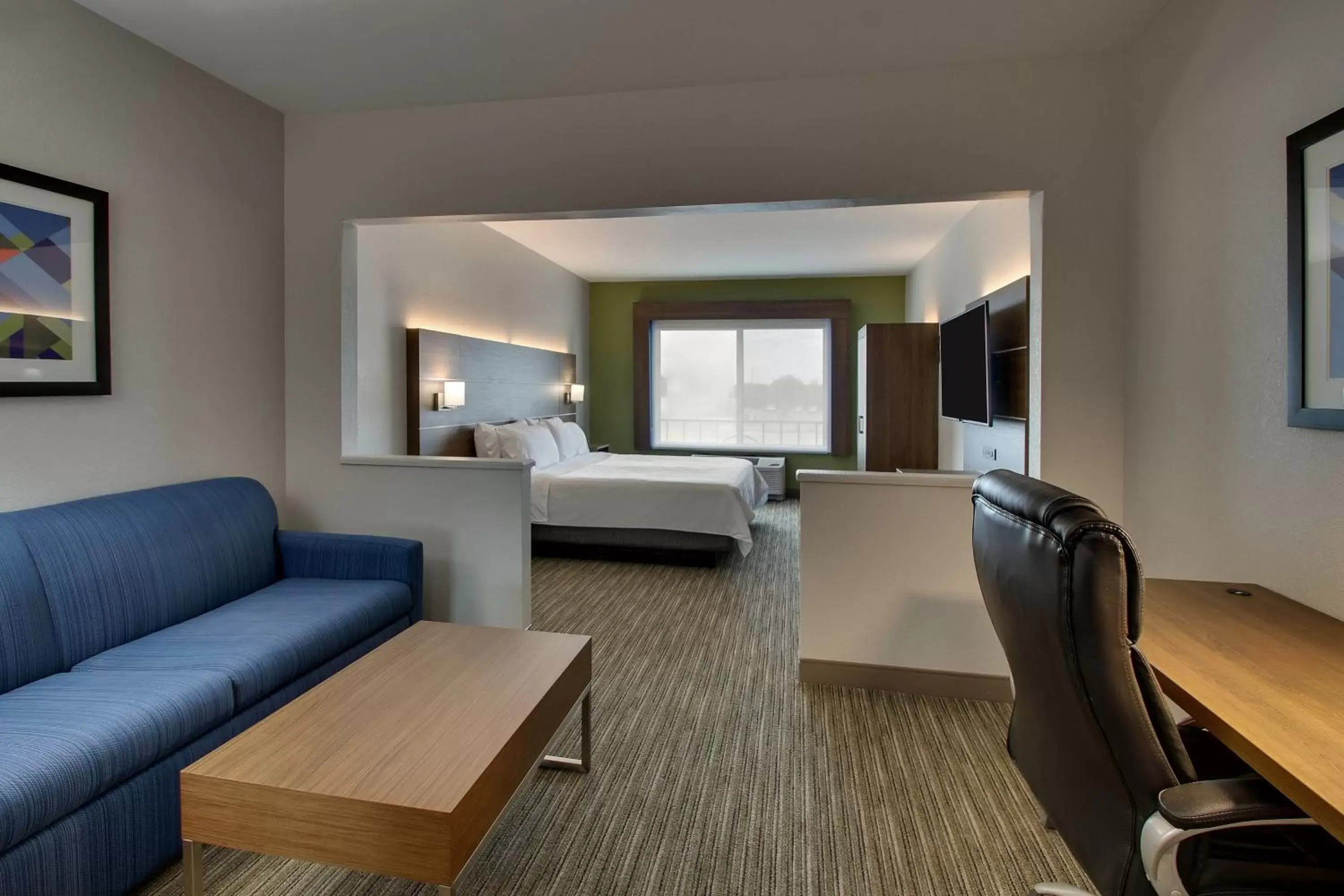 Photo of the whole room, Seating Area in Holiday Inn Express Hotel & Suites Waukegan/Gurnee, an IHG Hotel