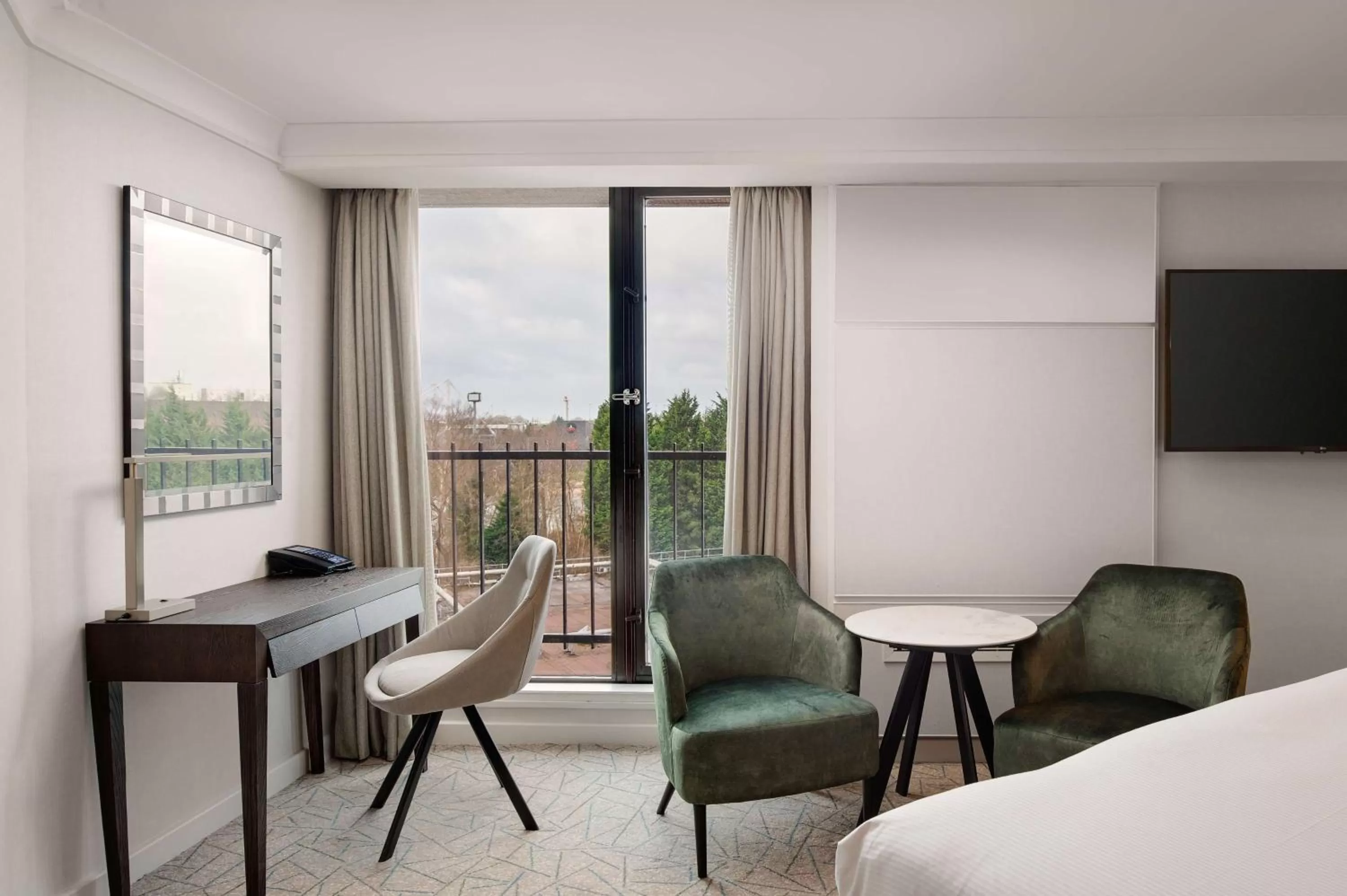 Bedroom, Bed in Hilton Birmingham Metropole Hotel