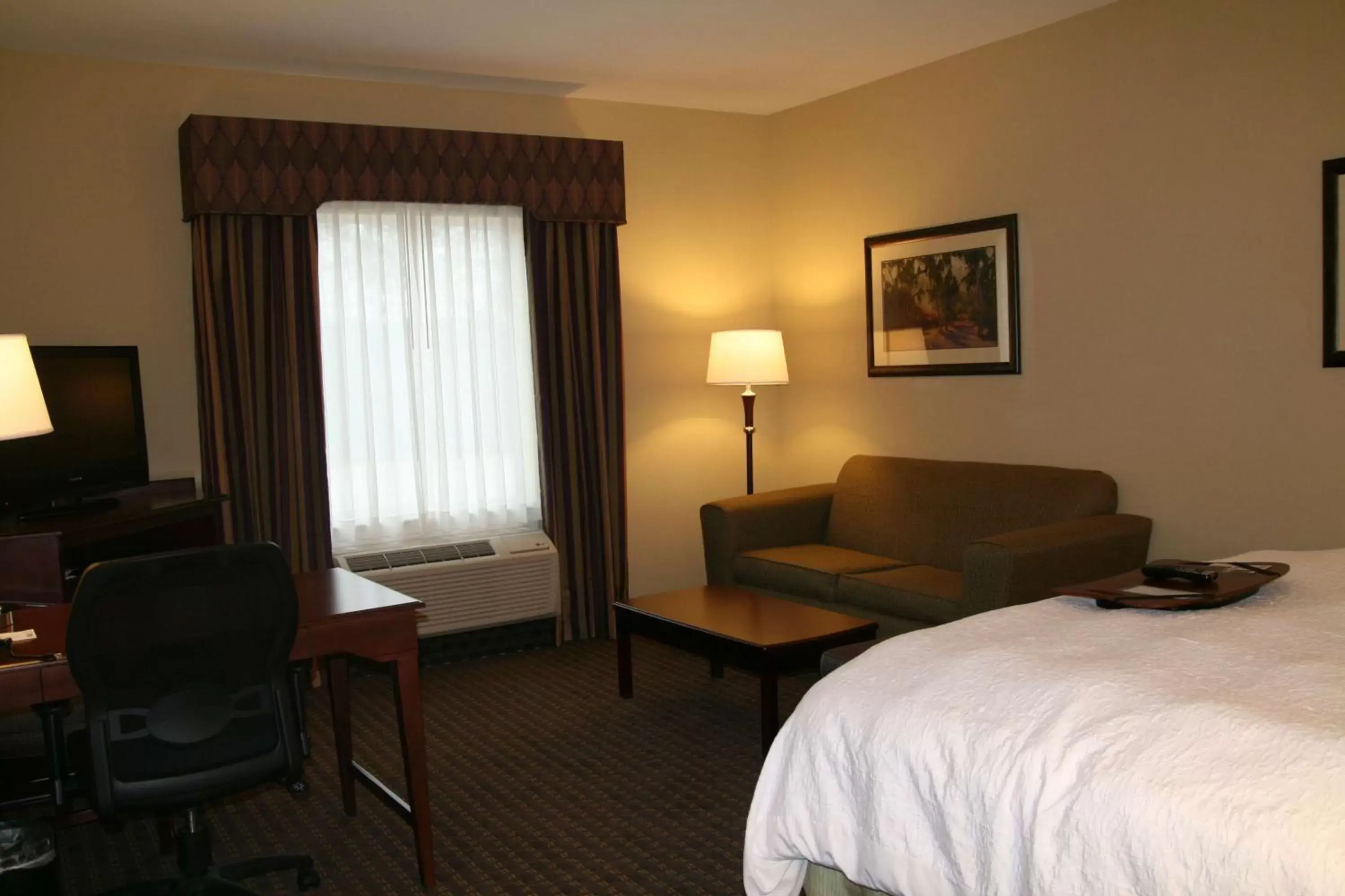 Bed, Seating Area in Hampton Inn Kilgore