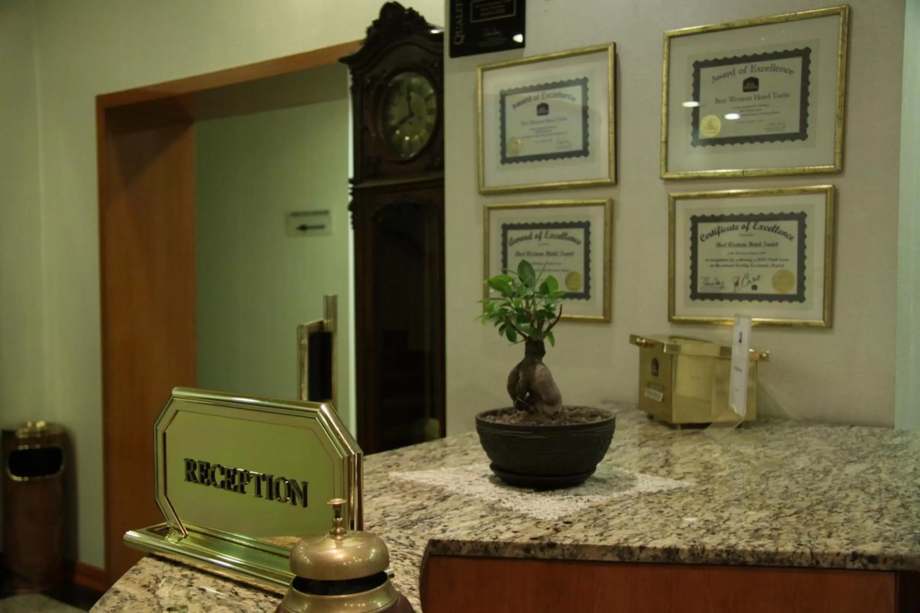Lobby or reception in Best Western Hotel Turist