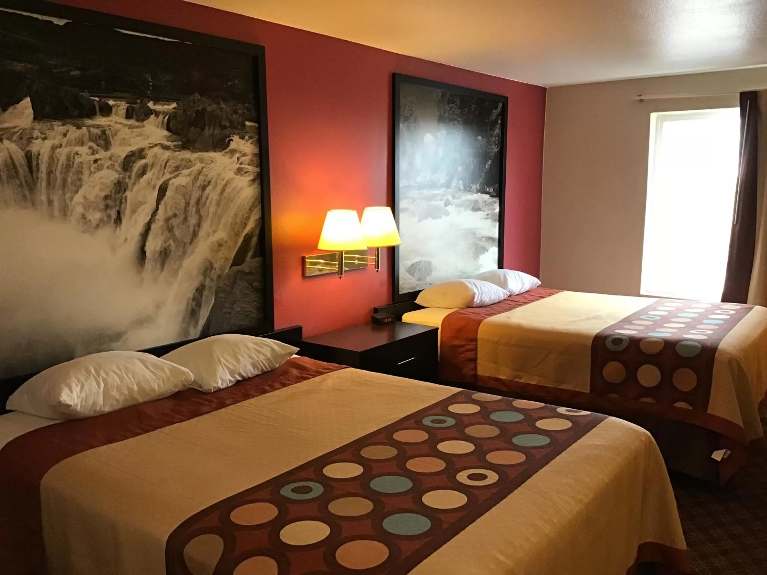 Bedroom, Bed in Super 8 by Wyndham Heyburn