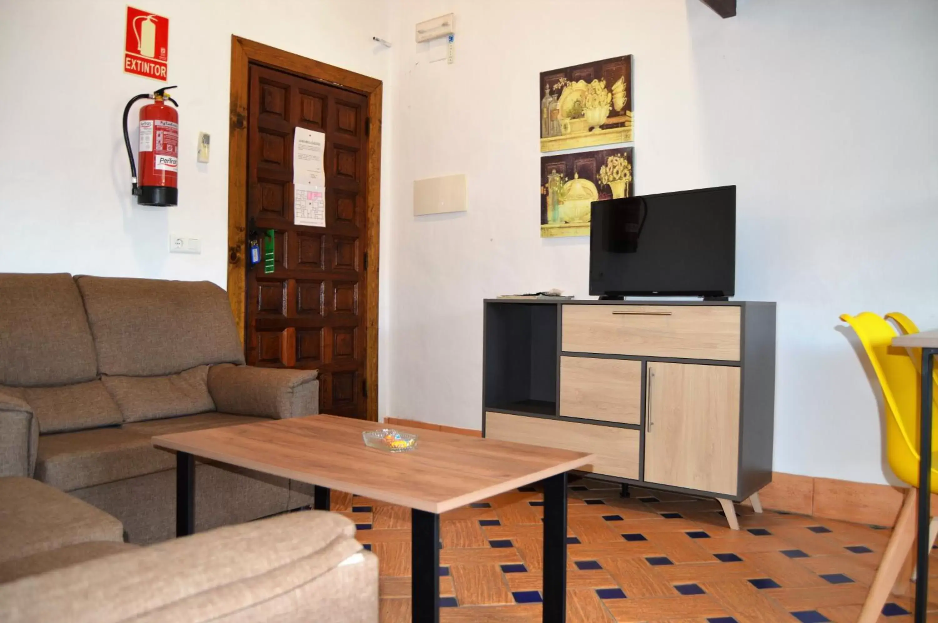 TV/Entertainment Center in Apartamentos Turísticos - Hostal Los Alisos