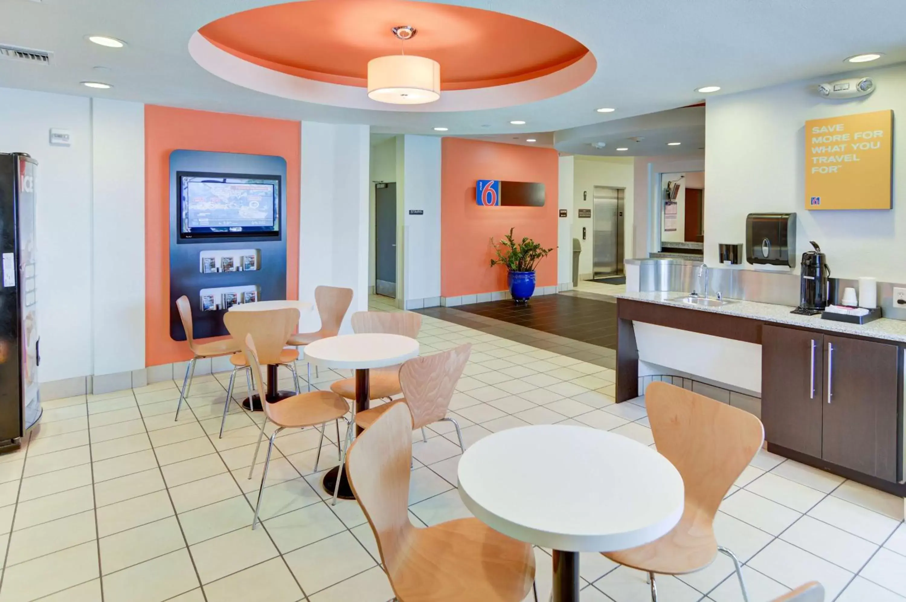 Coffee/tea facilities in Motel 6-Roanoke, TX - Northlake - Speedway