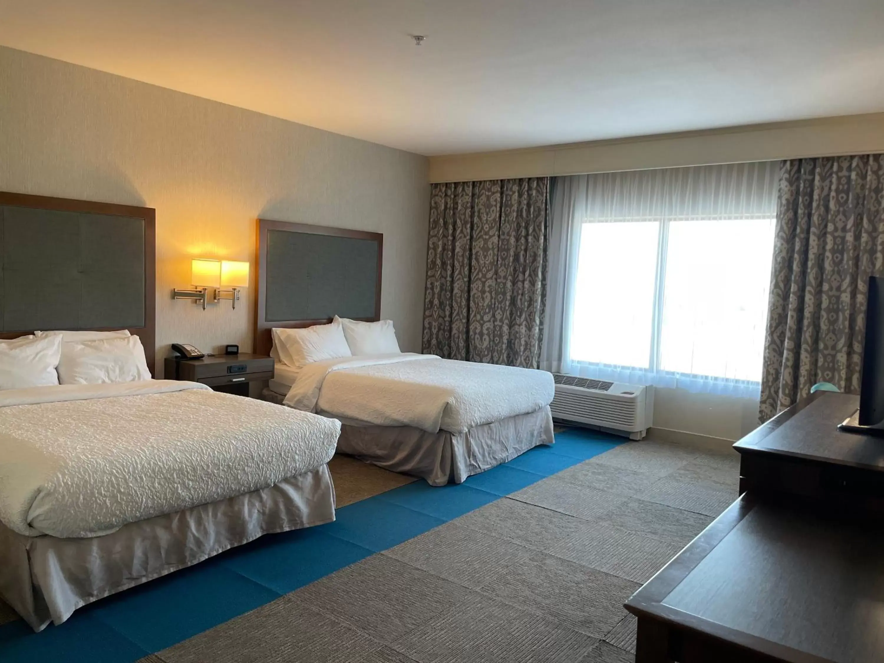 Bed in Pratt Inn and Suites