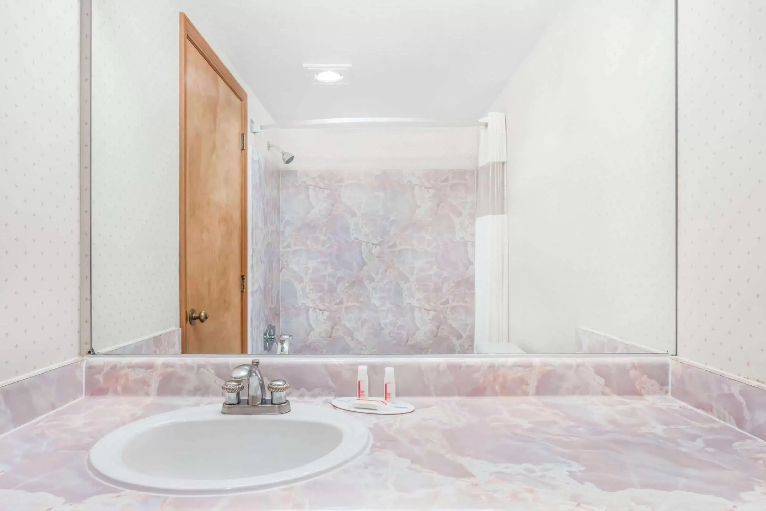 TV and multimedia, Bathroom in Travelodge by Wyndham Juneau