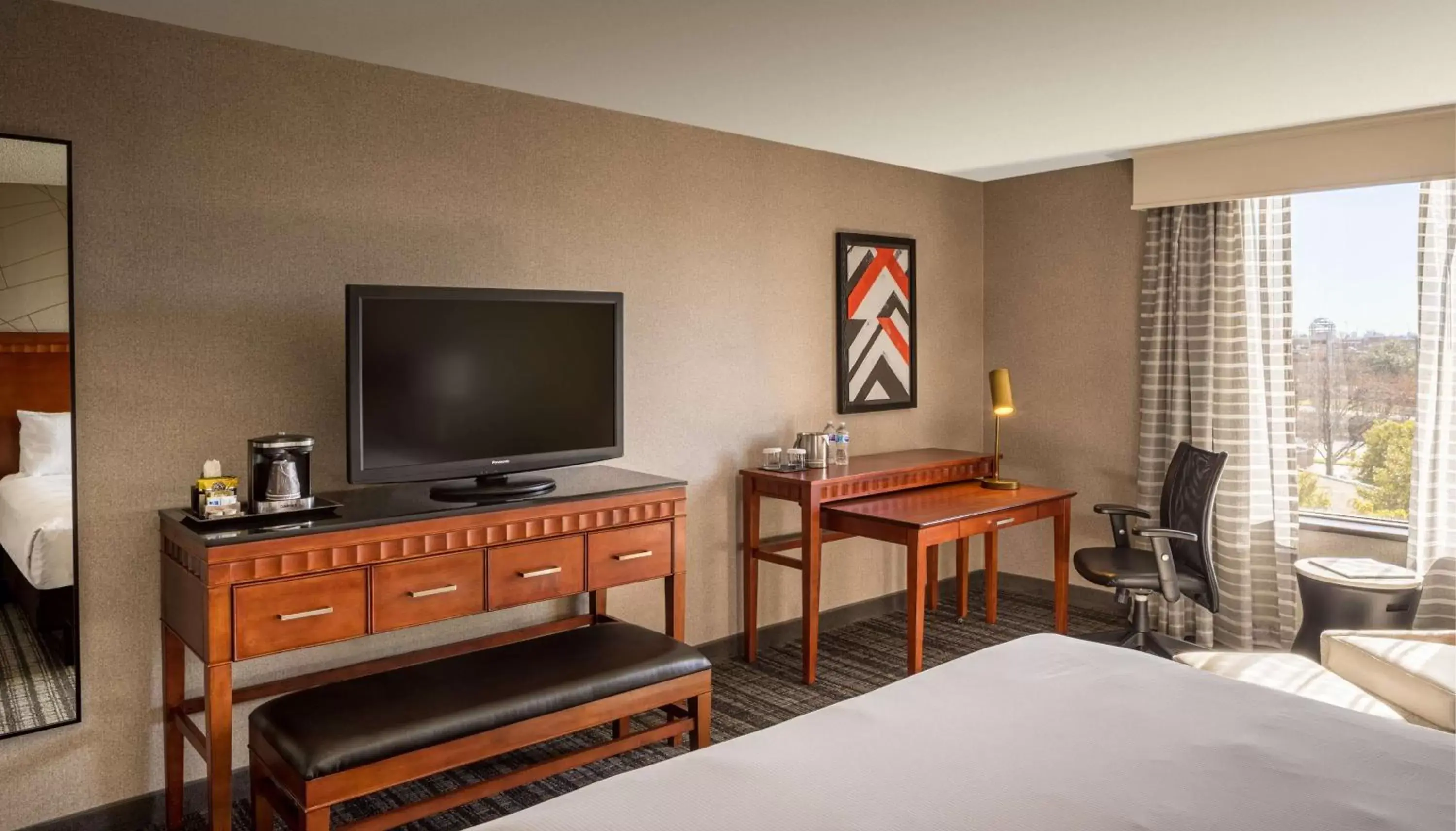 Bedroom, TV/Entertainment Center in DoubleTree by Hilton Dallas Near the Galleria