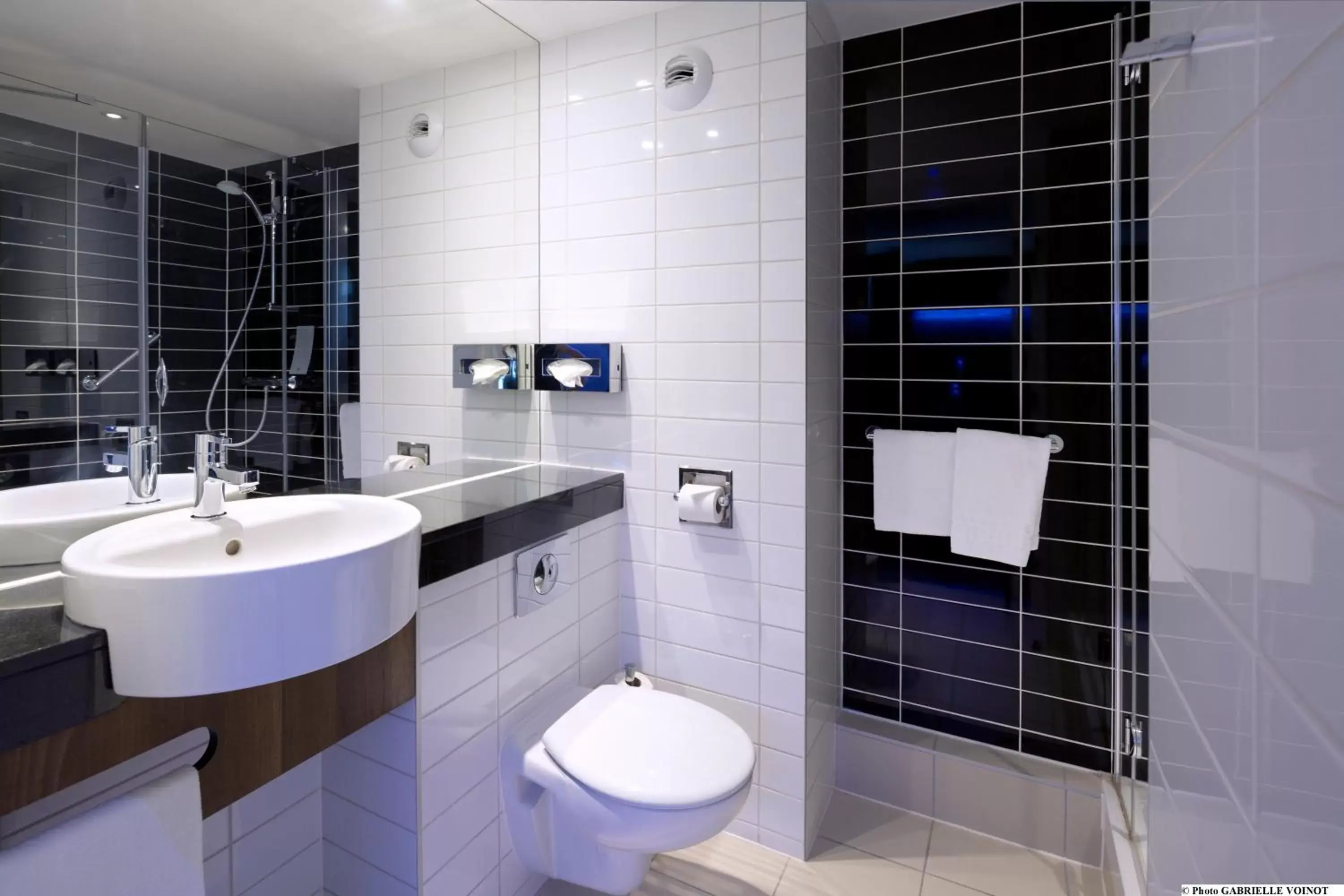 Bathroom in Holiday Inn Express Montpellier - Odysseum, an IHG Hotel