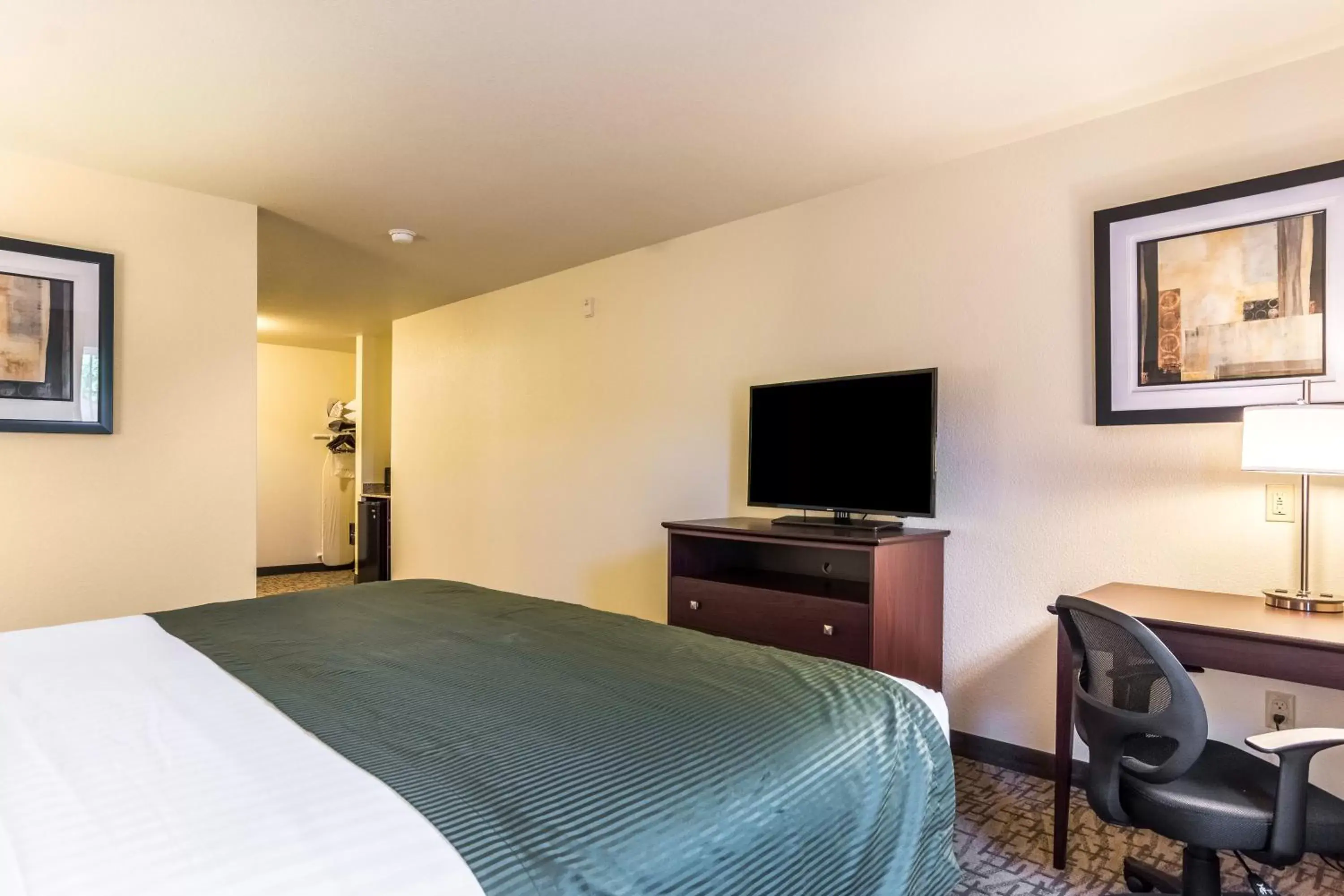 Bed in Cobblestone Hotel & Suites - Torrington