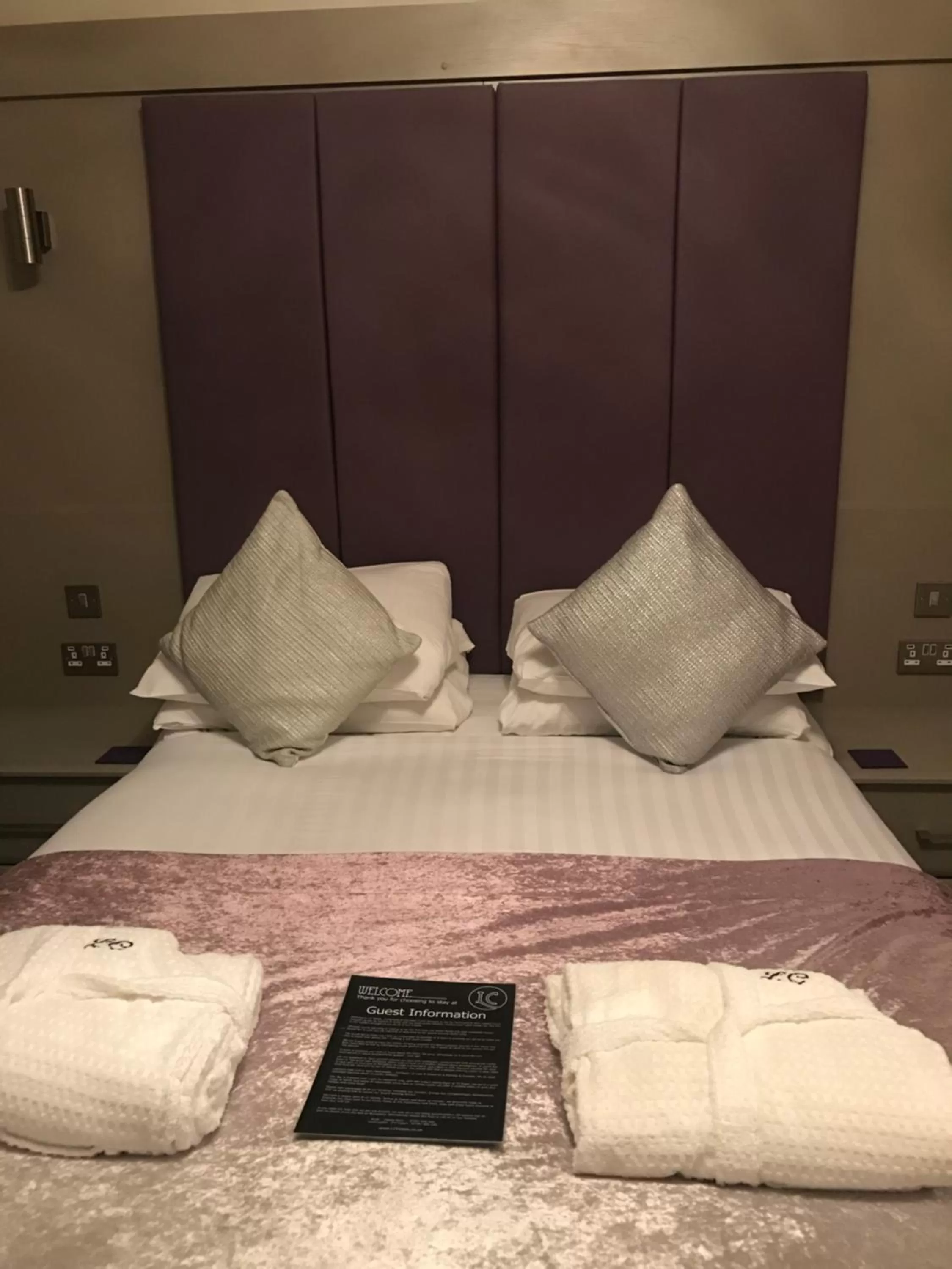 Bed in Lauriston & Lawton Court Hotel