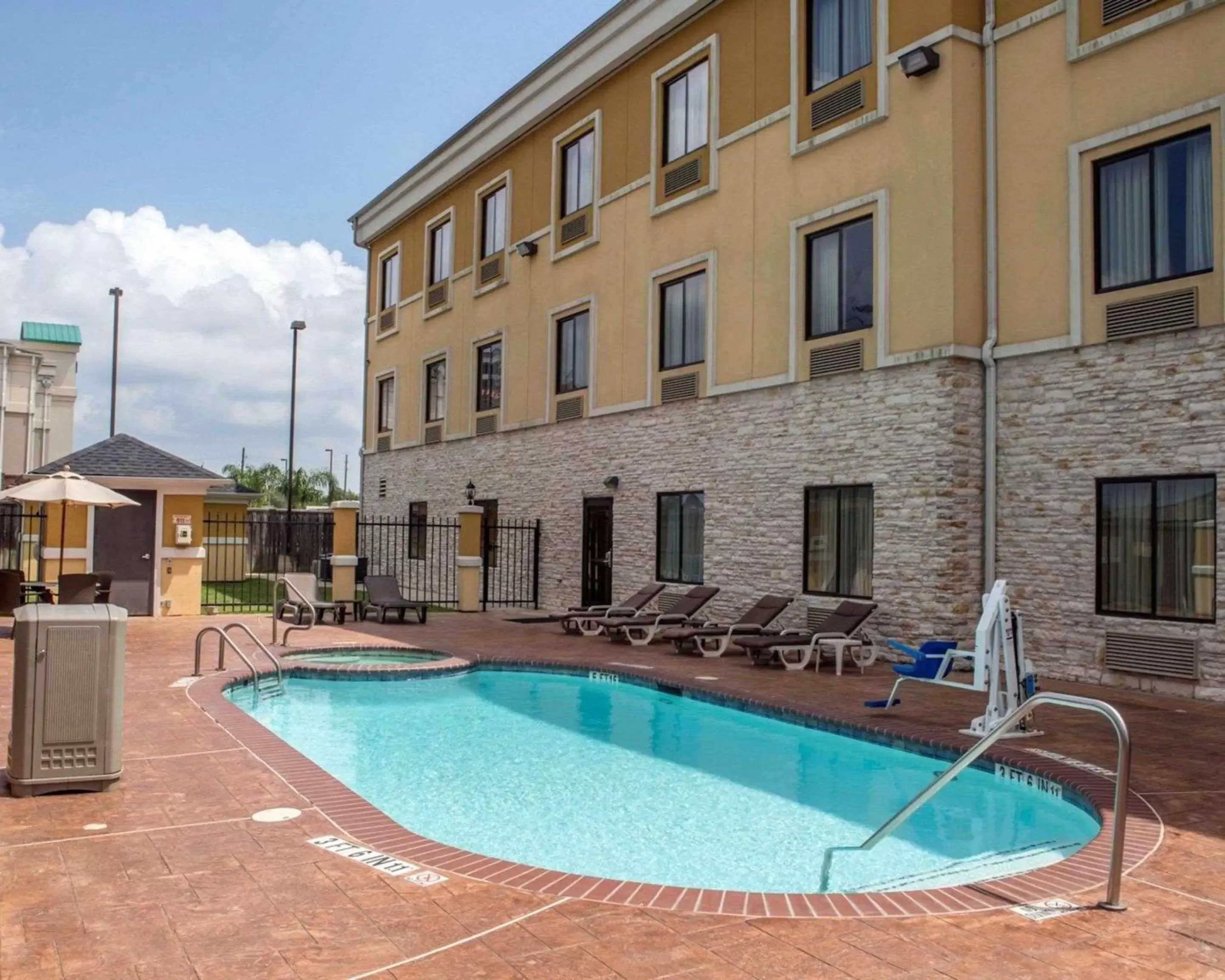 On site, Swimming Pool in Sleep Inn & Suites Pearland - Houston South