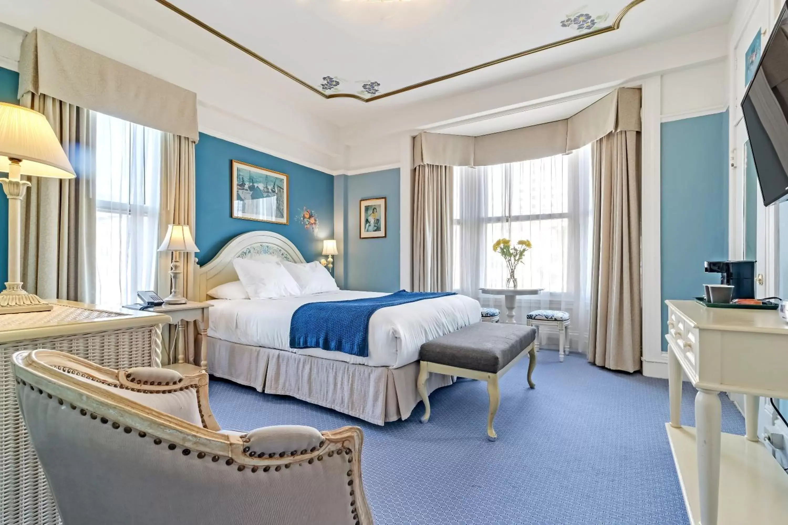 Bed in Cornell Hotel de France