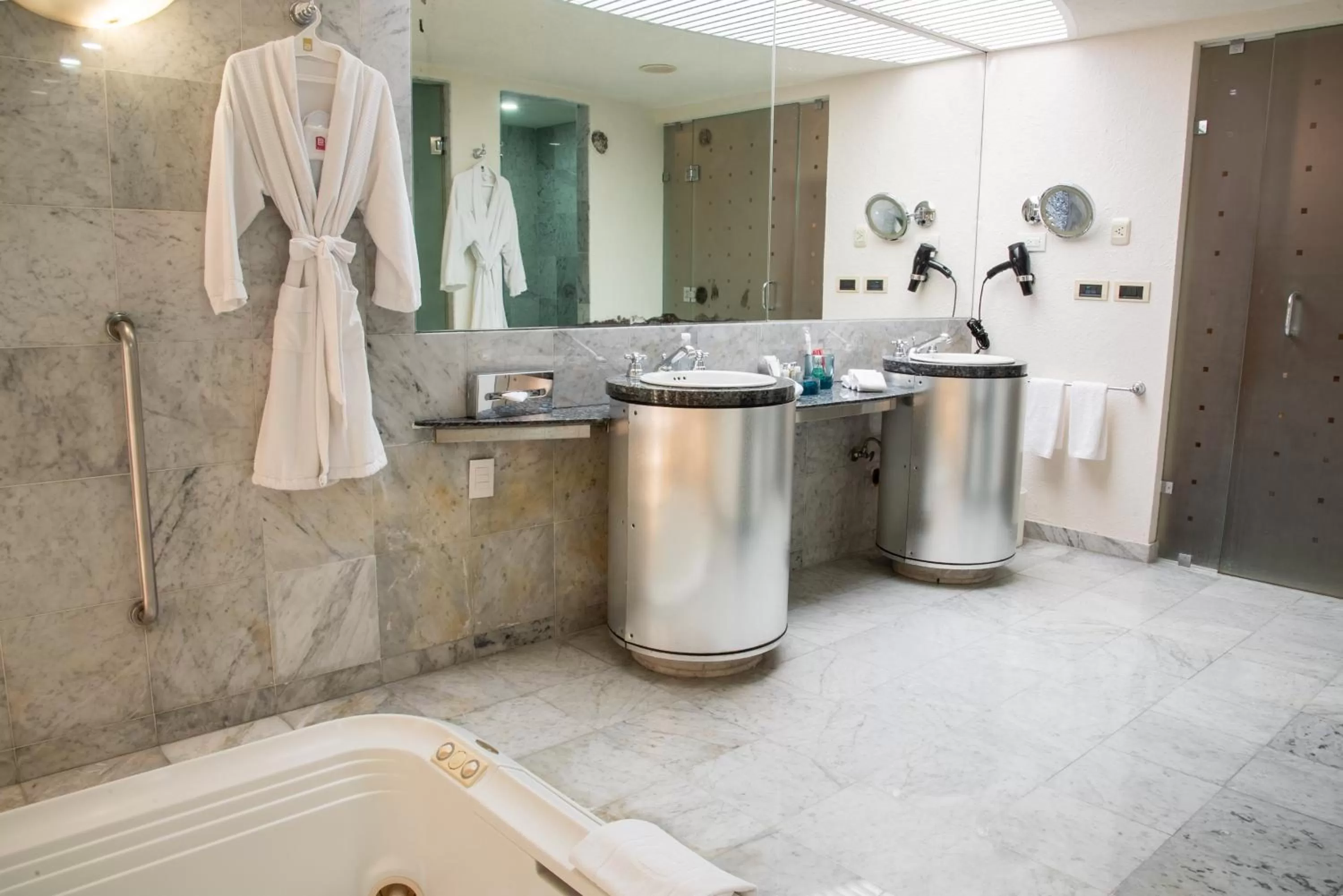 Photo of the whole room in Camino Real Guadalajara