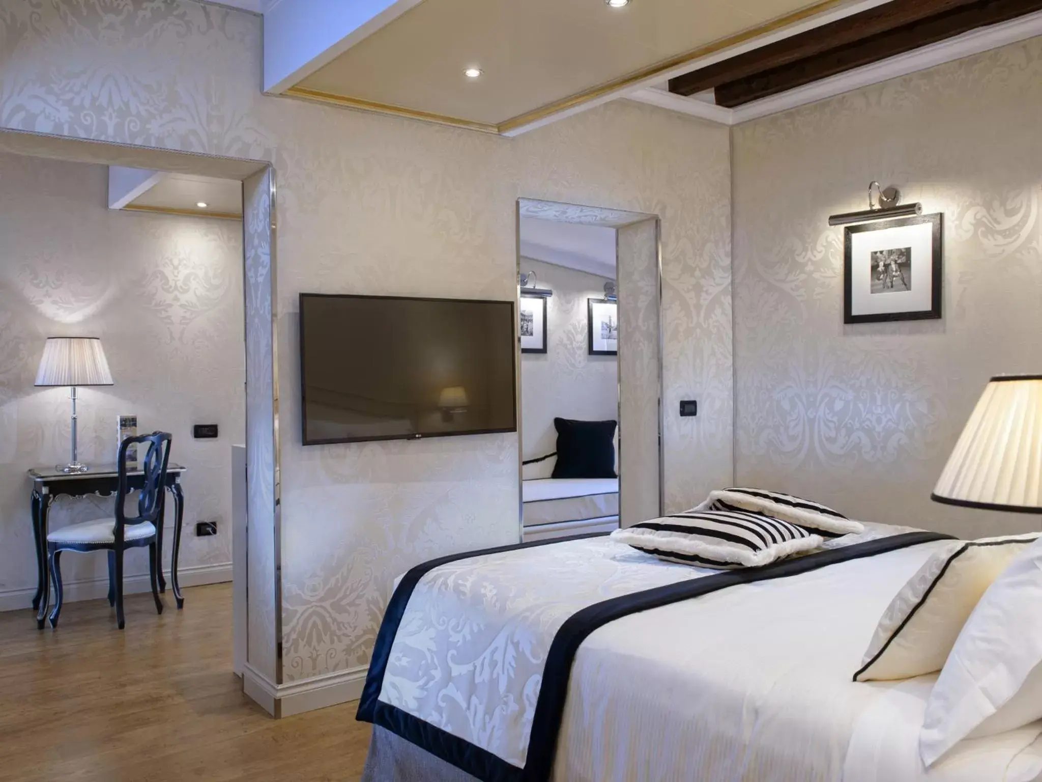Photo of the whole room, Room Photo in Hotel Olimpia Venice, BW Signature Collection