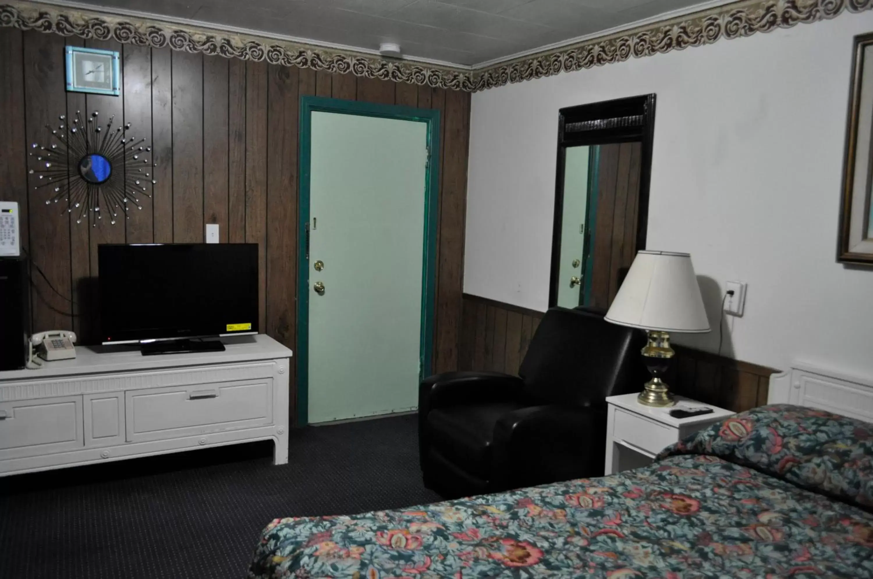 TV and multimedia, TV/Entertainment Center in Western Motel