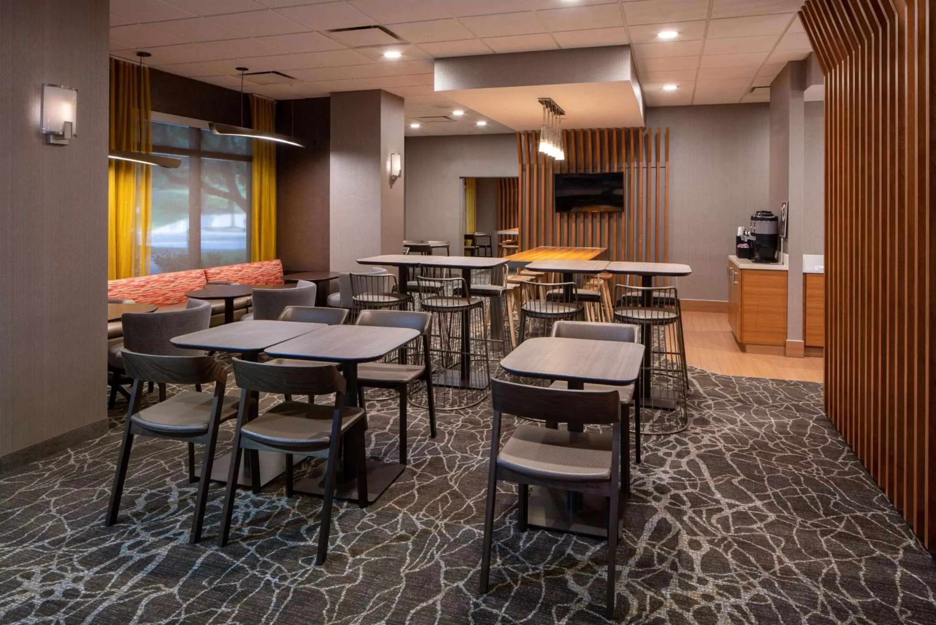 Restaurant/Places to Eat in Sonesta Select Nashville Airport Suites