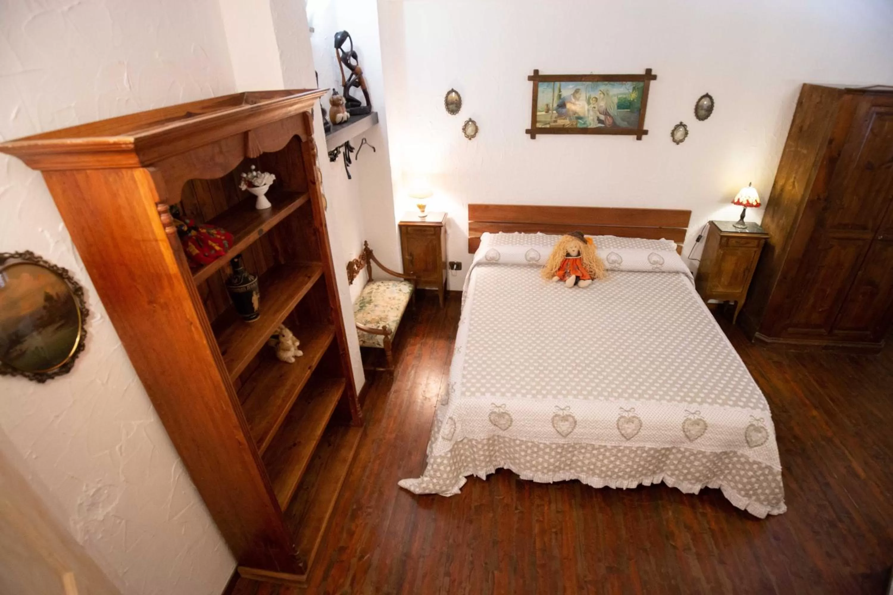 Photo of the whole room, Bed in La Casa In Pietra