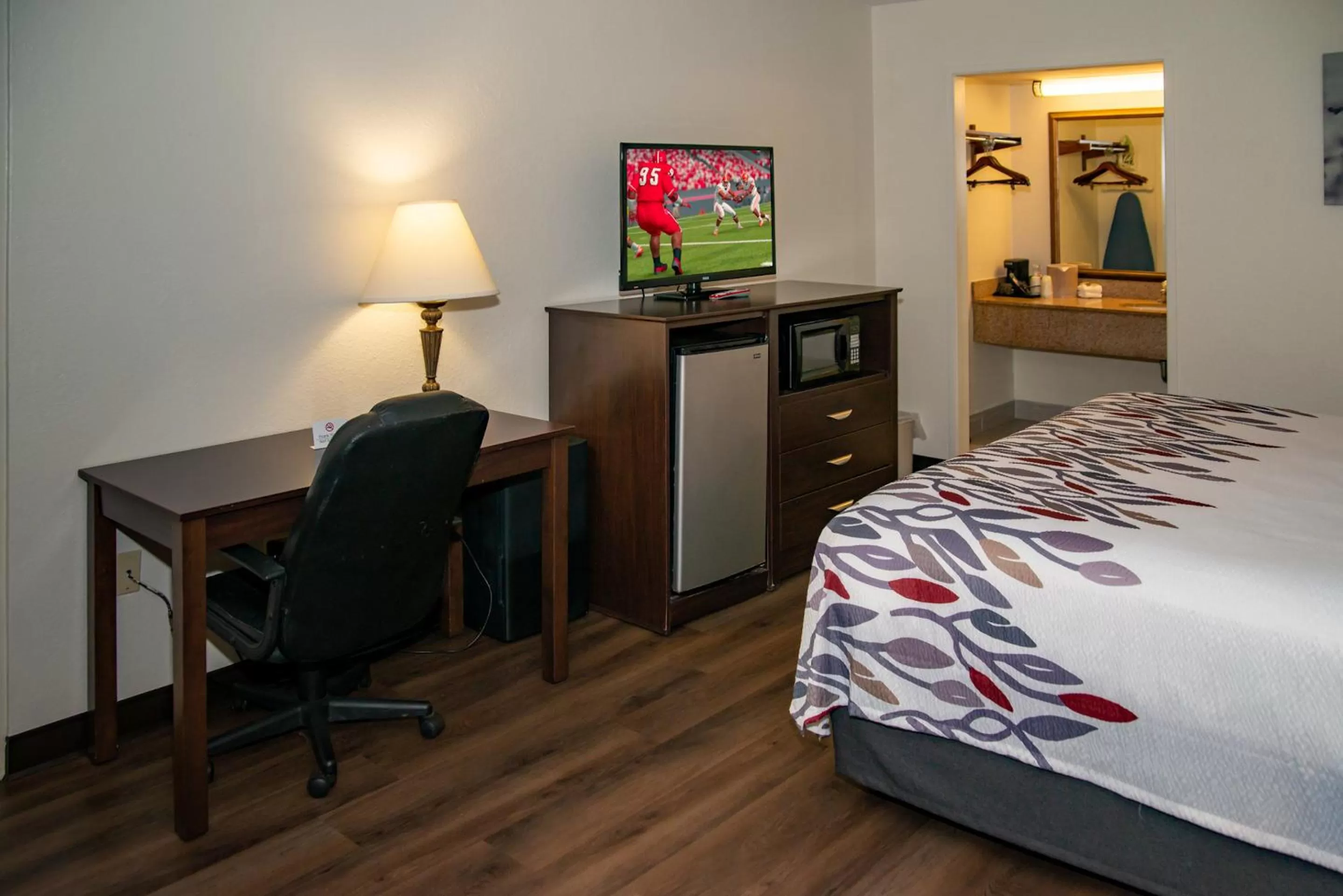 Bedroom, Bed in Red Roof Inn Tallahassee East