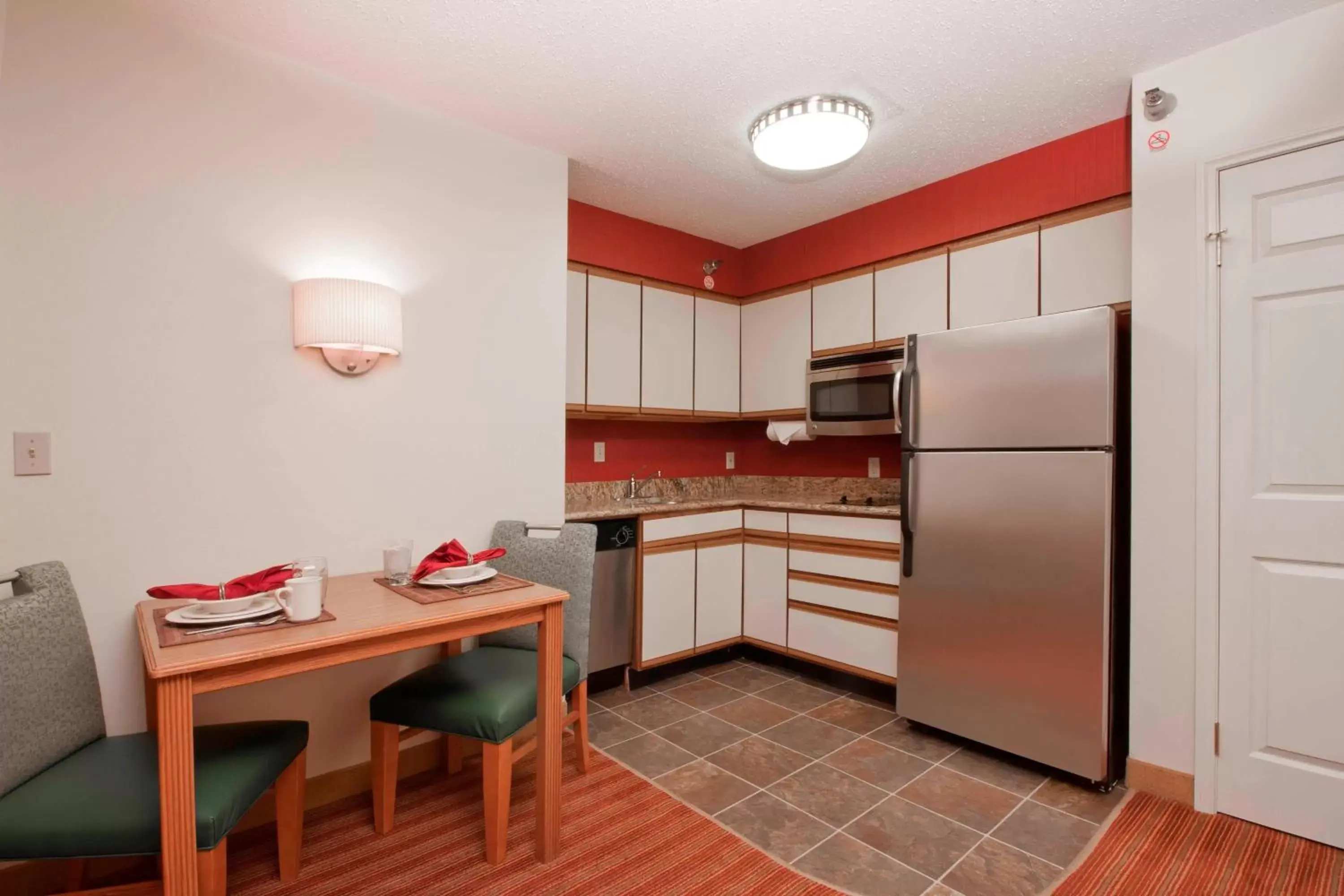 Bedroom, Kitchen/Kitchenette in Residence Inn by Marriott Davenport