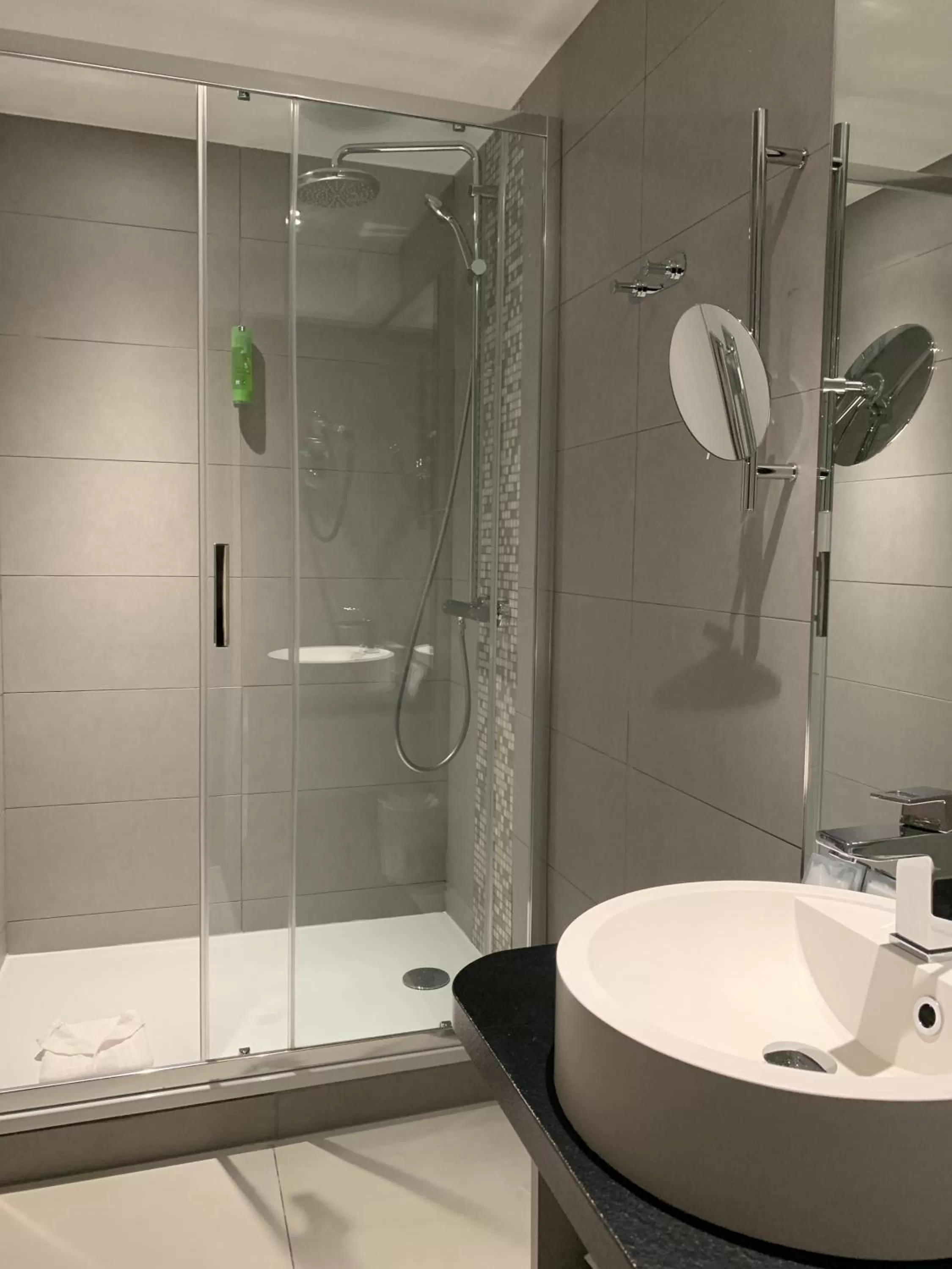 Shower in Timhotel Odessa Montparnasse