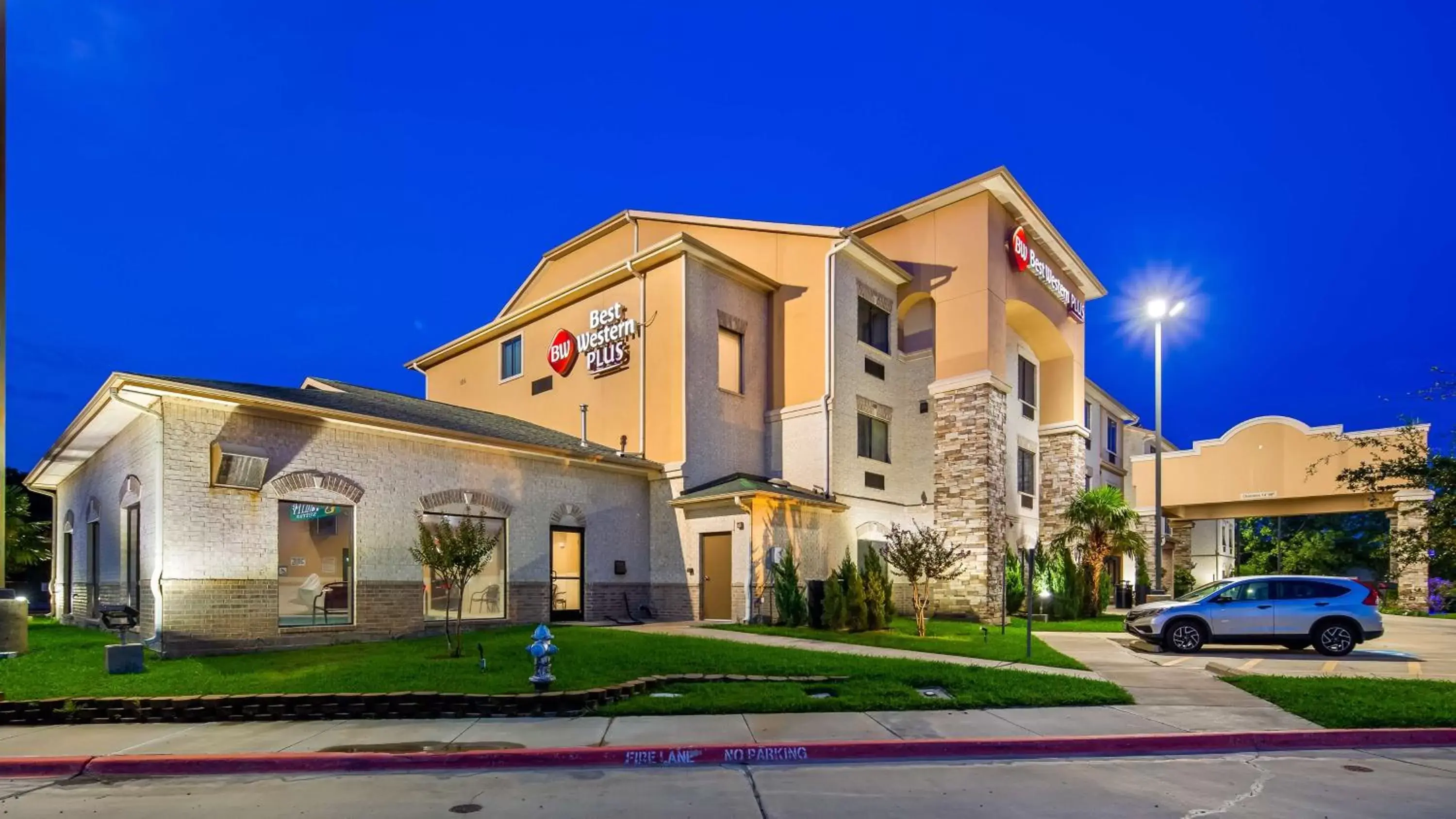 Property Building in Best Western Plus Burleson Inn & Suites