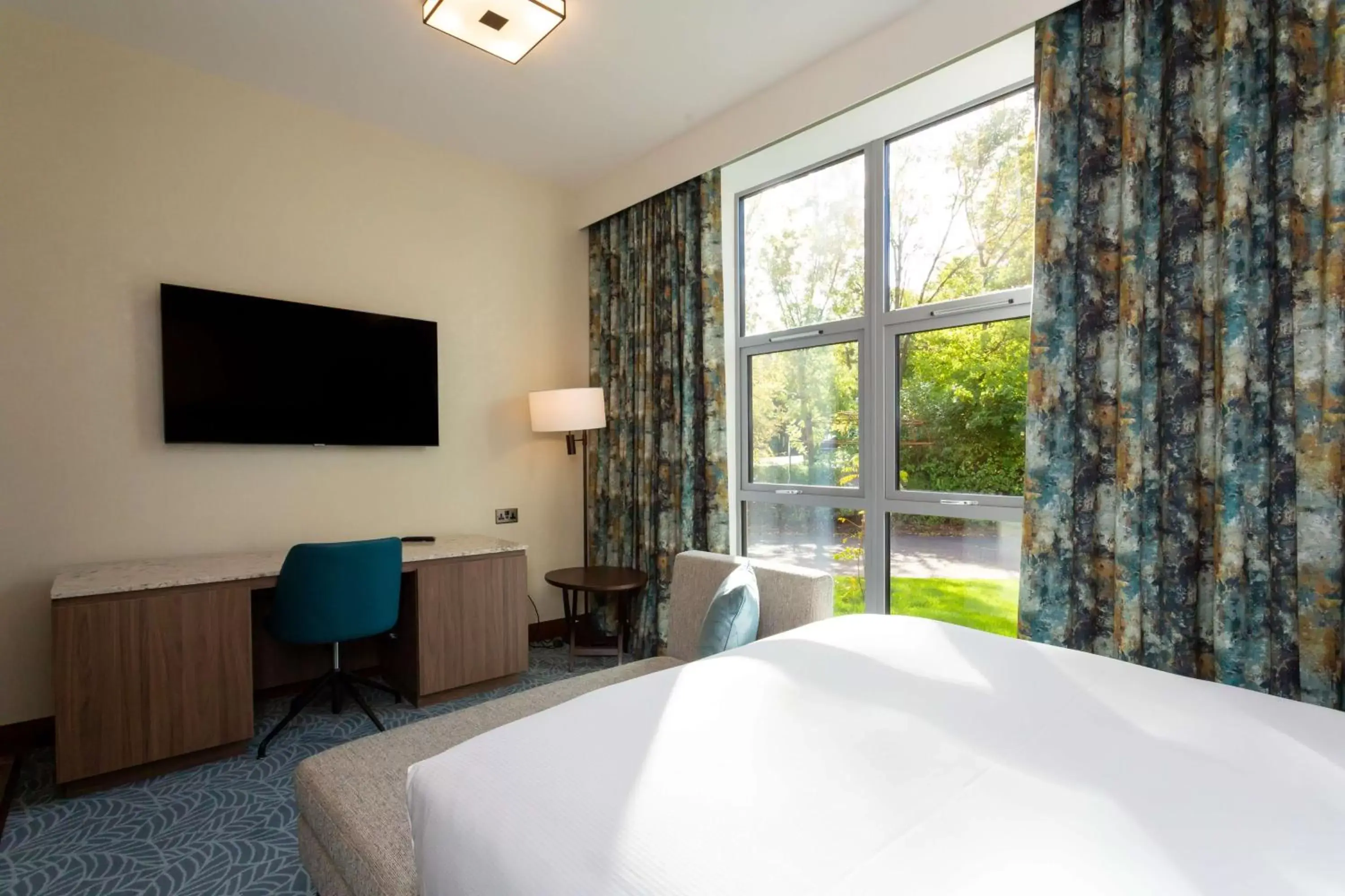 Bedroom, Bed in DoubleTree by Hilton Hotel Nottingham - Gateway