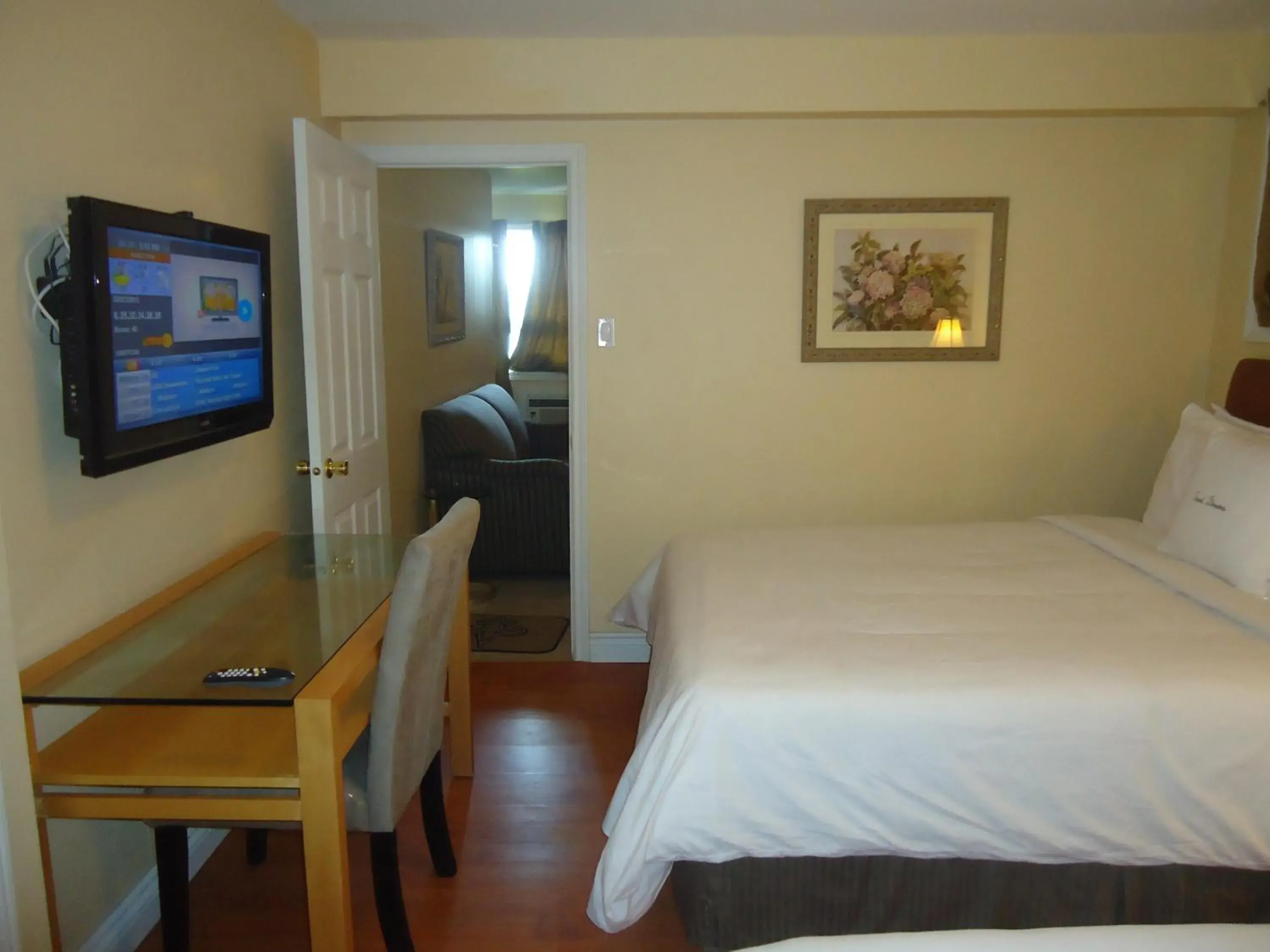 TV and multimedia, Bed in Bayside Inn & Waterfront Suites TV and multimedia, Bed in Bayside Inn & Waterfront Suites