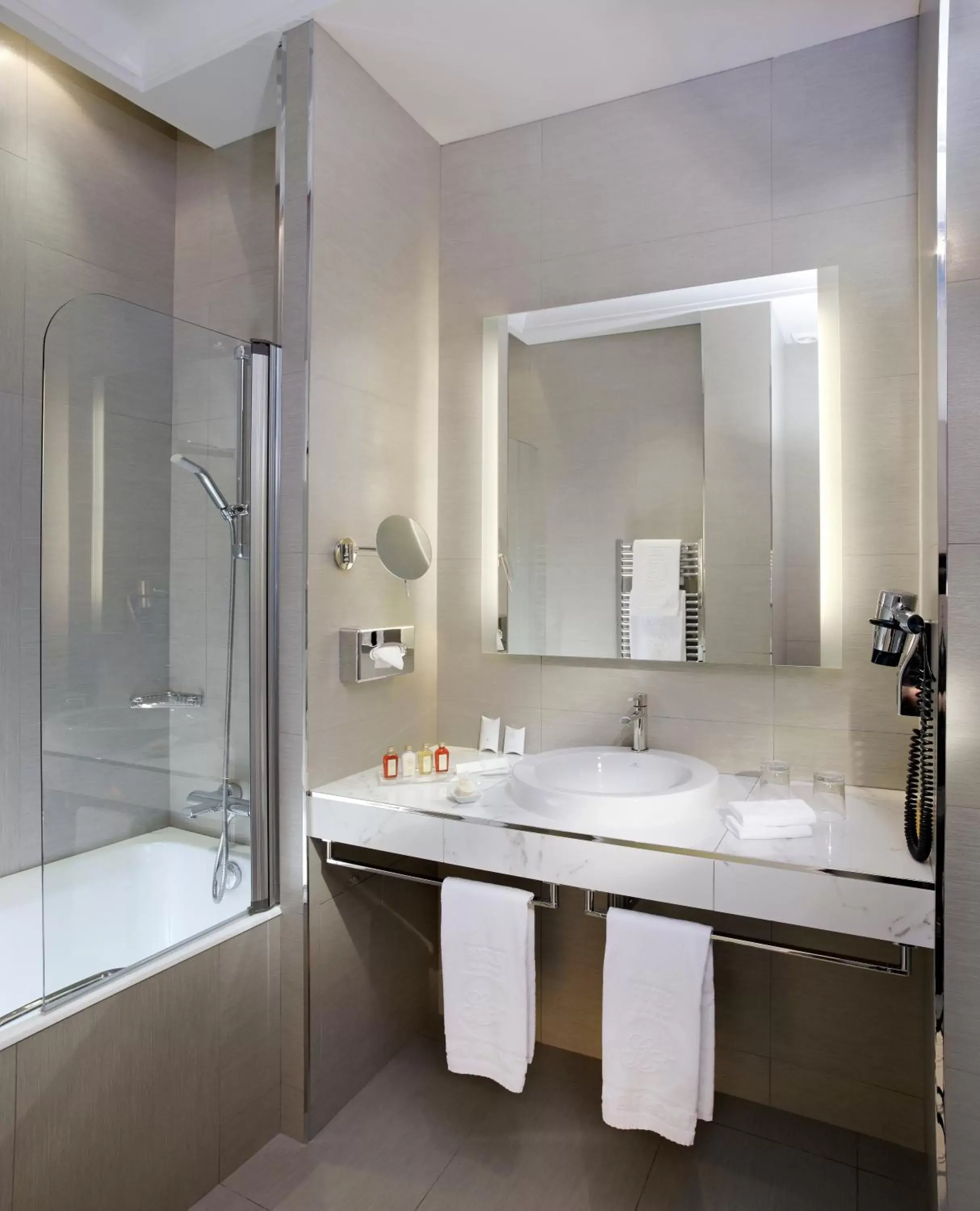 Shower, Bathroom in Hôtel Château Frontenac