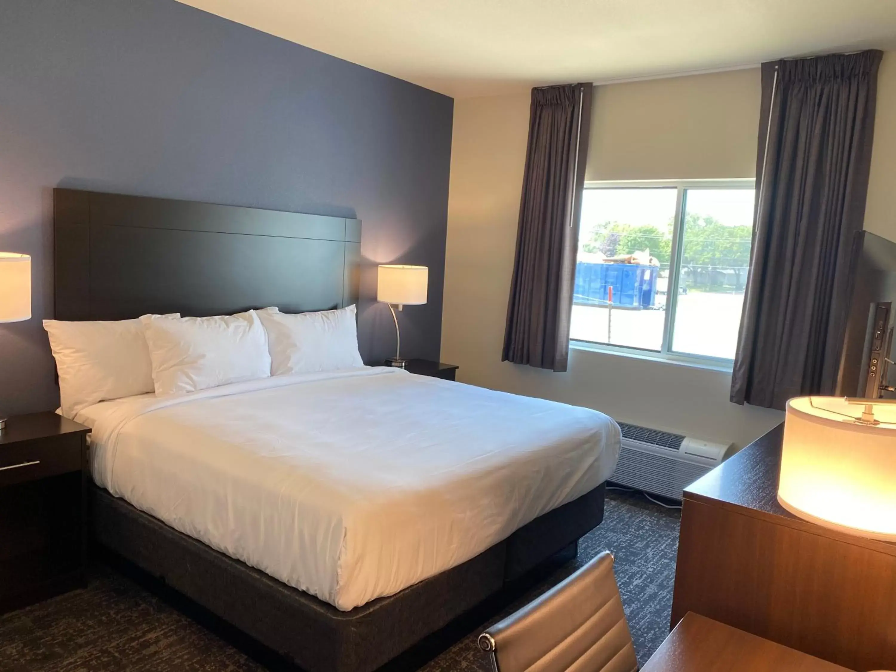 Bed in Cobblestone Inn & Suites - Forest City