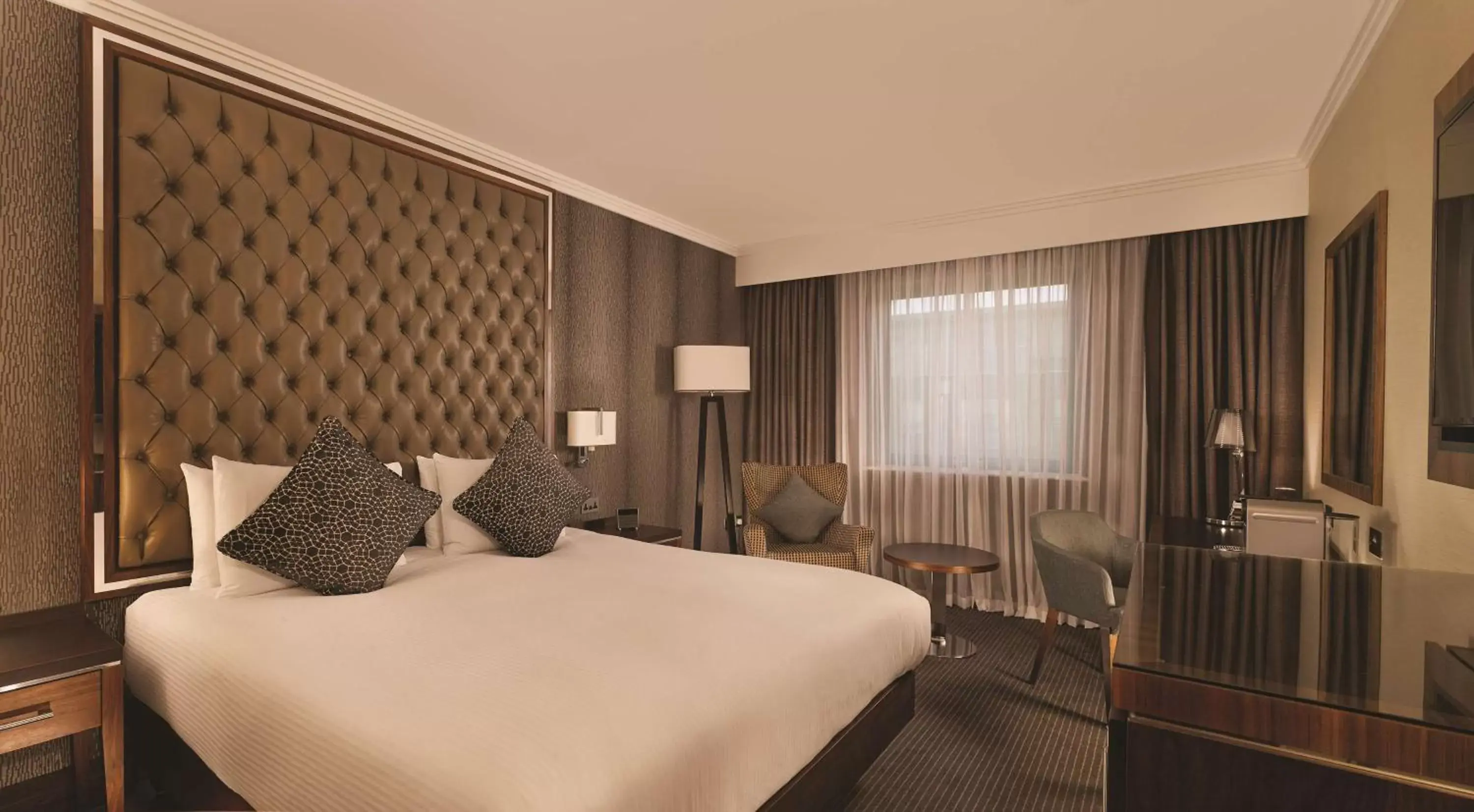 Bedroom, Bed in DoubleTree by Hilton Woking
