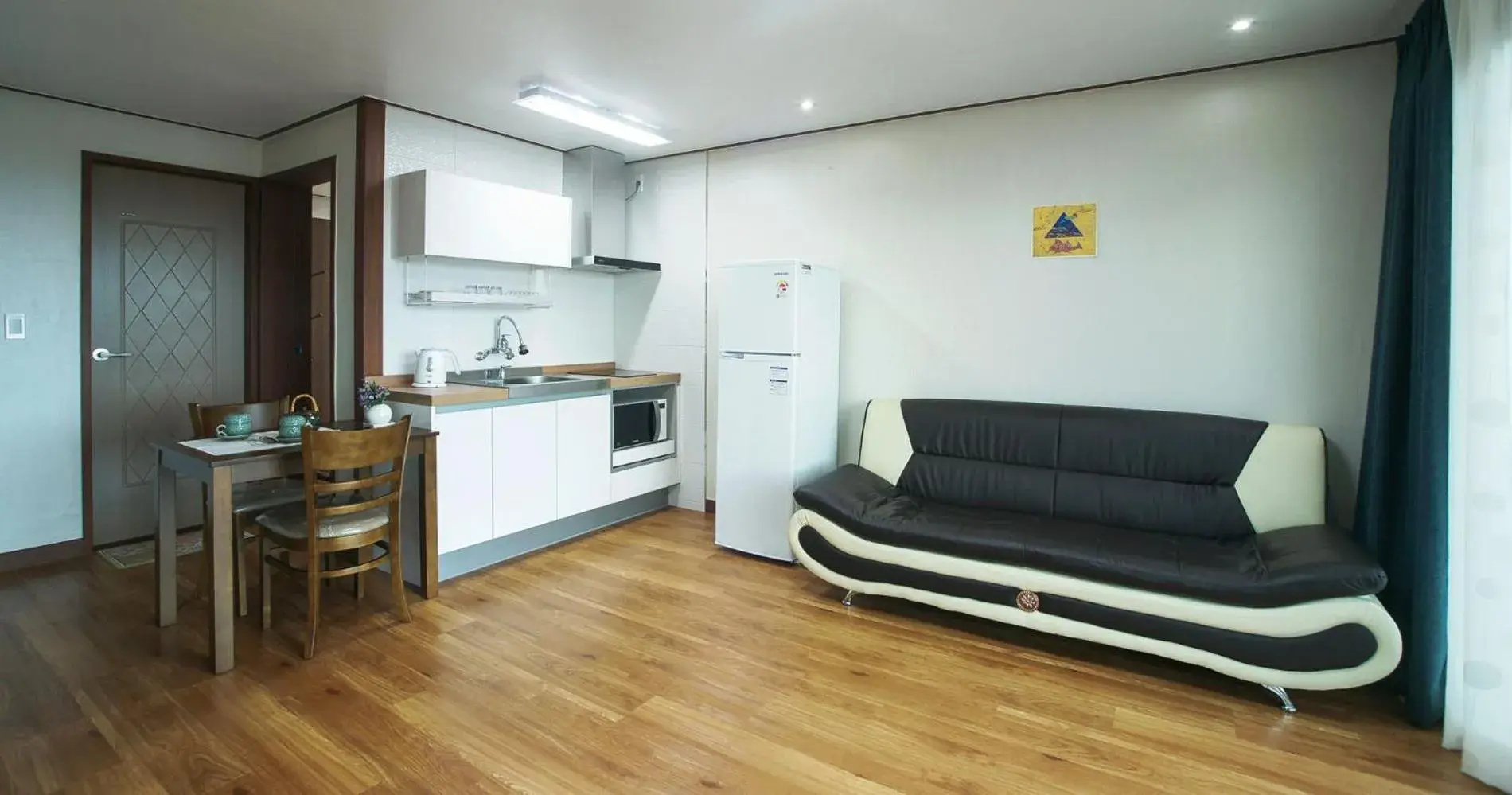 Living room, Kitchen/Kitchenette in Oasis Pension